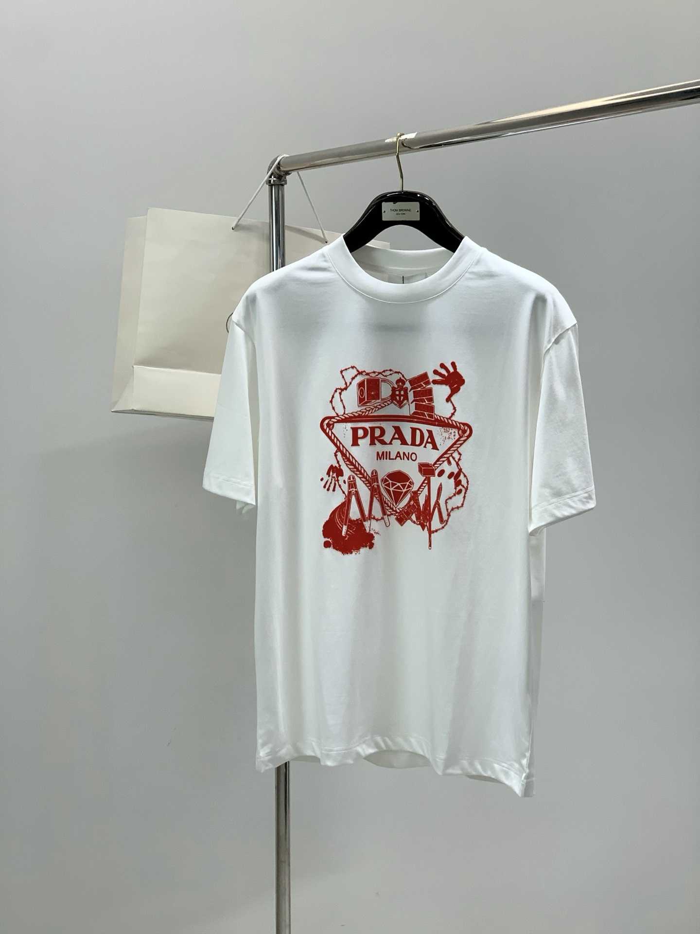 NO:834698,, PRADA Prada, 2026 summer latest product, available at counters simultaneously, fashionable and casual round-neck short-sleeved T-shirt, imported original fabric, extremely complicated workmanship, the only channel that can be used as a purchasing agent, top-notch printing technology letter pattern logo, comfortable and versatile, handsome and stylish upper body, 2 colors recommended, size M-3XL,, prada, prada, T-shirt, tees, t-shirt,19860909,PRADA 普拉达,2026夏季最新品,专柜同步有售,时尚休闲圆领短袖T恤,进口原版面料,做工极为复杂,唯一可以做代购级别的渠道狠货,顶级印花工艺字母图案logo,舒适百搭,上身帅气有型,2色推荐,码数M-3XL,,prada,prada,T-shirt,tees，t-shirt,,Men's clothing
