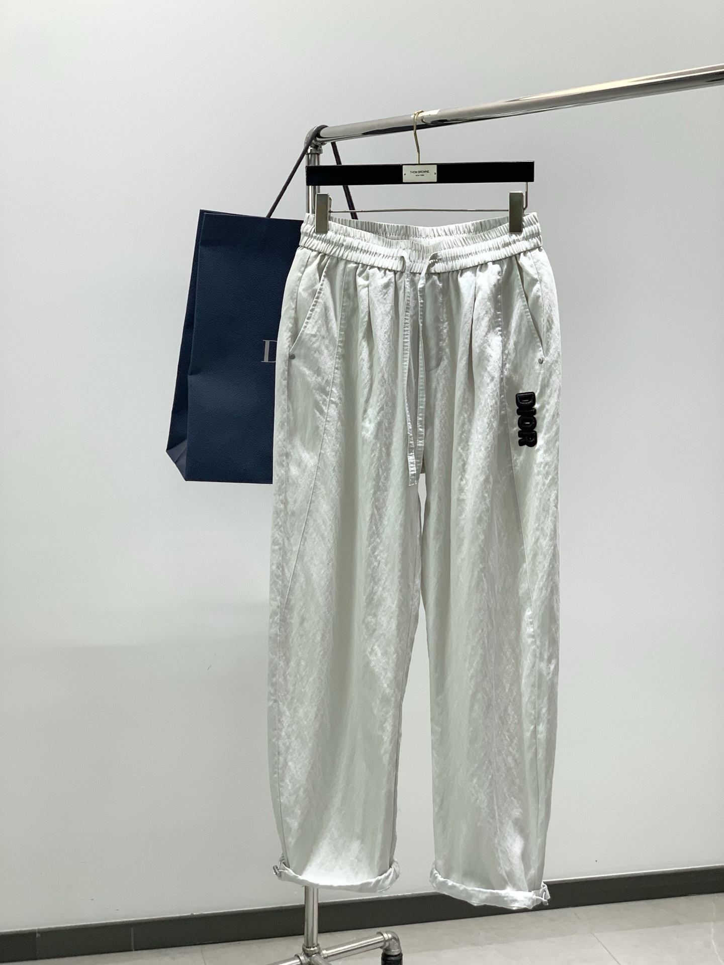 NO:834691,, Dior, 2026 spring new products, available at counters simultaneously, simple and fashionable casual pants, original imported fabrics, comfortable and breathable, top-notch embroidery technology letter pattern decoration logo, original hardware accessories decoration, extremely high grade, unique design, fashionable and handsome upper body!  2 colors recommended, size M-3XL, dior, dior,19860909,Dior 迪奥, 2026春季新品,专柜同步有售,简约时尚休闲裤,原版进口面料,舒适透气,顶级刺绣工艺字母图案装饰logo,原版五金辅料装饰,档次极高,独特设计,上身时尚帅气！2色推荐,码数M-3XL,,dior,dior,,Men's clothing