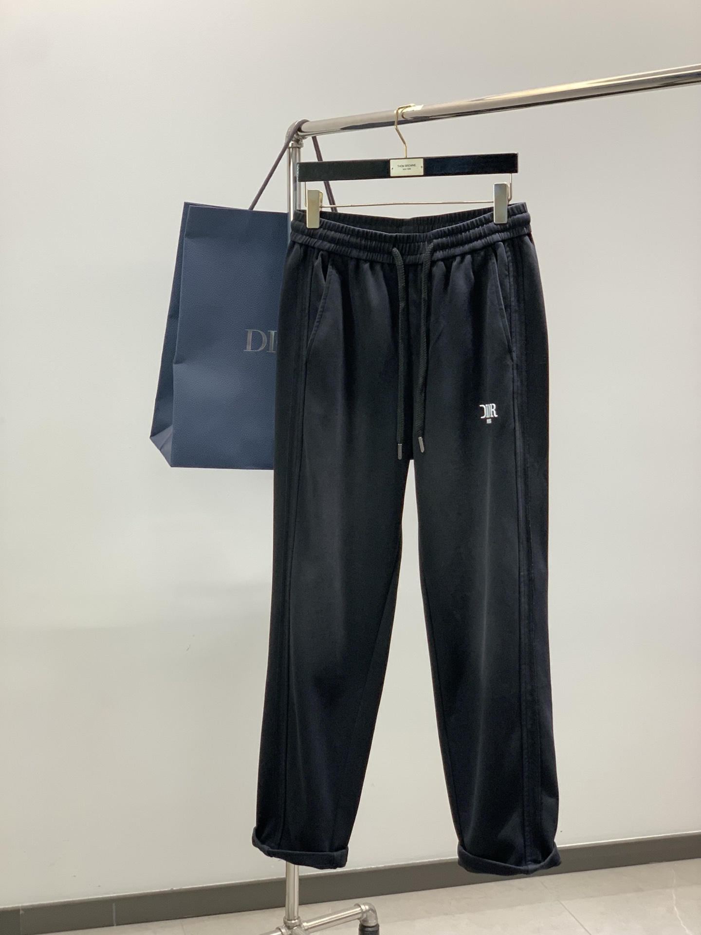 NO:834723,, Dior, 2026 spring new products, available at counters simultaneously, simple and fashionable casual pants, original imported fabrics, comfortable and breathable, top-notch printing technology letter pattern decorative logo, original hardware accessories decoration, extremely high grade, unique design, fashionable and handsome upper body!  2 colors recommended, size M-3XL, dior, dior,19860909,Dior 迪奥, 2026春季新品,专柜同步有售,简约时尚休闲裤,原版进口面料,舒适透气,顶级印花工艺字母图案装饰logo,原版五金辅料装饰,档次极高,独特设计,上身时尚帅气！2色推荐,码数M-3XL,,dior,dior,,Men's clothing