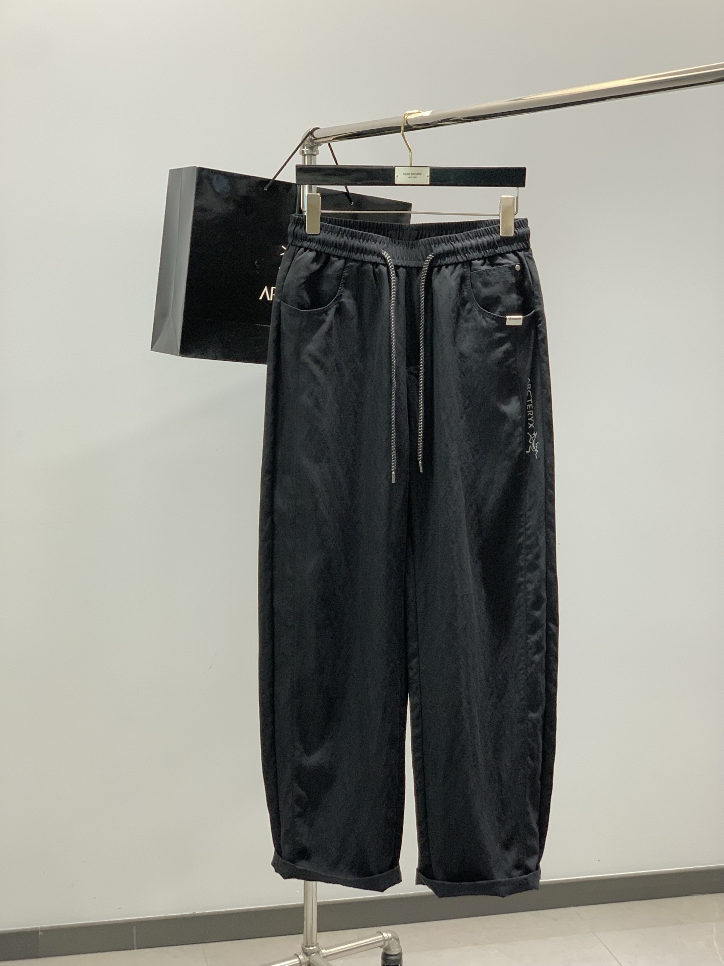 NO:834721,, ARCTERYX, 2026 spring new product, fashionable casual pants, available at counters simultaneously, original order, imported original fabrics, top-notch flower craft letter pattern logo, original hardware accessories decoration, extremely high grade, easy and versatile, handsome and stylish upper body, 2 colors recommended, size M-3XL, arc'teryx,19860909,ARCTERYX 始祖鸟,2026春季新品,时尚休闲裤,专柜同步有售,原单狠货,采用进口原版面料,顶级印花花工艺字母图案logo,原版五金辅料装饰,档次极高,从容百搭,上身帅气有型,2色推荐,码数M-3XL,arc'teryx,,Men's clothing