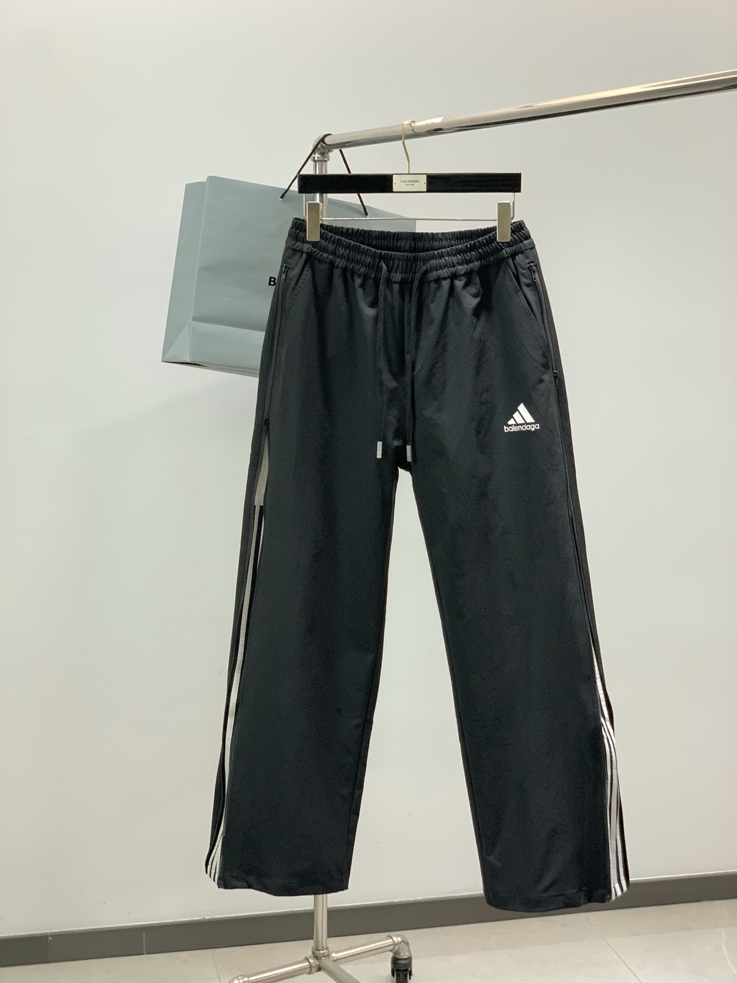 NO:834716,, Balenciaga, 2026 spring latest products, available at counters simultaneously, original goods, fashionable casual pants, imported original fabrics, comfortable and elastic, top-notch printing technology letter pattern logo, original hardware accessories decoration, super correct version, comfortable and breathable, counter quality, handsome and stylish upper body, complete three standards, 2 colors recommended, size S-2XL,, balenciaga, balenciaga,19860909,Balenciaga 巴黎世家,2026春季最新品,专柜同步有售,原单狠货,时尚休闲裤,进口原版面料,舒适有弹性,顶级印花工艺字母图案Logo,原版五金辅料装饰,版型超正,舒适透气,专柜品质,上身帅气有型,三标齐全,2色推荐,码数S-2XL,,balenciaga,balenciaga,,Men's clothing