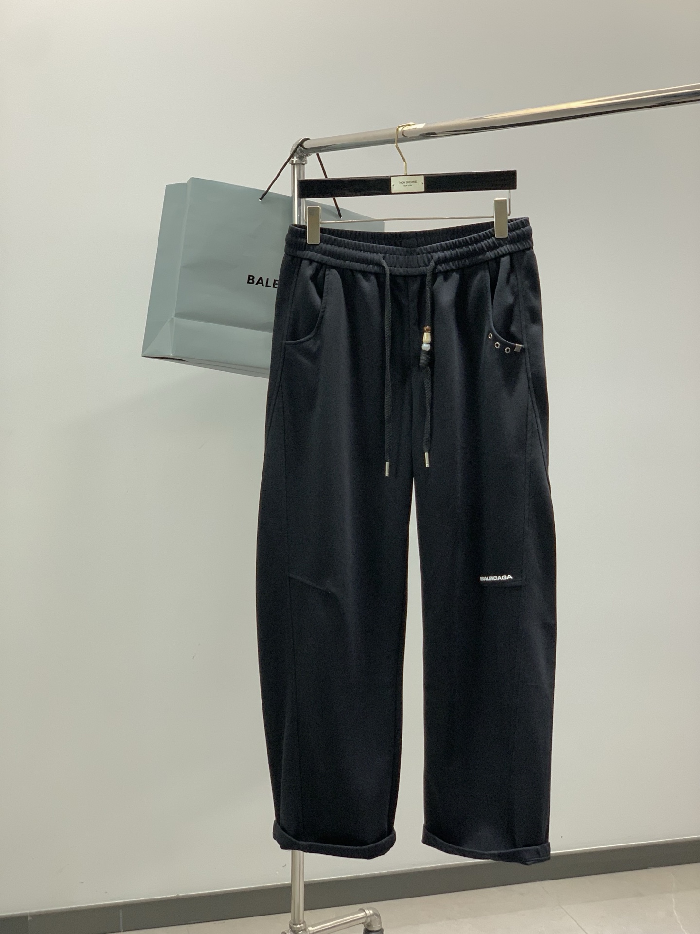 NO:834707,, Balenciaga, 2026 spring latest products, available at counters simultaneously, original goods, fashionable casual pants, imported original fabrics, comfortable and elastic, top-notch printing technology letter pattern logo, original hardware accessories decoration, super correct version, comfortable and breathable, counter quality, handsome and stylish upper body, complete three standards, 2 colors recommended, size M-3XL,, balenciaga, balenciaga,19860909,Balenciaga 巴黎世家,2026春季最新品,专柜同步有售,原单狠货,时尚休闲裤,进口原版面料,舒适有弹性,顶级印花工艺字母图案Logo,原版五金辅料装饰,版型超正,舒适透气,专柜品质,上身帅气有型,三标齐全,2色推荐,码数M-3XL,,balenciaga,balenciaga,,Men's clothing