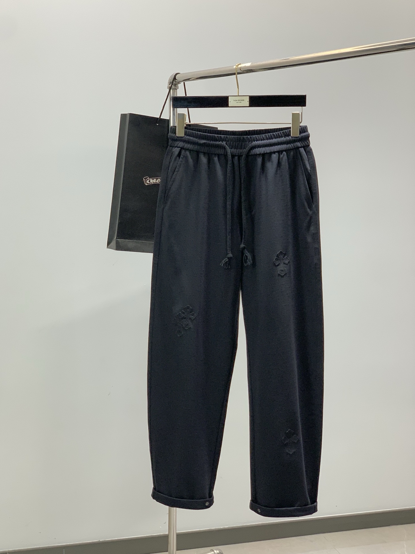 NO:834674,, Chrome Hearts, 2026 spring new product, available at counters simultaneously, original goods, fashionable casual pants, using imported original fabrics, top-notch patch embroidery craft letter pattern logo, original hardware accessories decoration, unique design, counter sales, fashionable and handsome upper body, 2 colors recommended, size M-3XL,, chrome hearts, chrome hearts,19860909,Chrome Hearts 克罗心,2026春季新品,专柜同步有售,原单狠货,时尚休闲裤,采用进口原版面料,顶级贴布刺绣工艺字母图案logo,原版五金辅料装饰,独特设计,专柜卖相,上身时尚帅气,2色推荐,码数M-3XL,,chrome hearts,chrome hearts,,Men's clothing