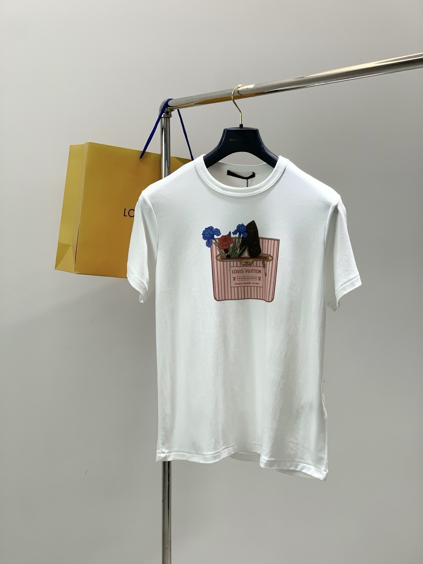 NO:839415,, LouisVuitton Louis Vuitton, the latest model for summer 2026, available at counters at the same time, original order, fashionable and casual round neck short-sleeved T-shirt, the upper body is very unique!  Eye-catching and bright, imported original fabrics, top-notch printing technology letter pattern decoration Logo, simple yet fashionable, classic atmosphere, comfortable and breathable, handsome and stylish upper body, size S-L size length bust shoulder width sleeve length S65514119 M66534219.5 L67554320,, louis vuitton, louis vuitton, T-shirt, tees, t-shirt,19860909,LouisVuitton 路易威登,2026夏季最新款,专柜同步有售,原单狠货,时尚休闲圆领短袖T恤,上身很有特点！吸睛而有亮点,进口原版面料,顶级印花工艺字母图案装饰Logo,简单而不失时尚,经典大气,舒适透气,上身帅气有型,码数S-L 尺寸衣长胸围肩宽袖长 S65514119 M66534219.5 L67554320,,louis vuitton,louis vuitton,T-shirt,tees，t-shirt,,Men's clothing