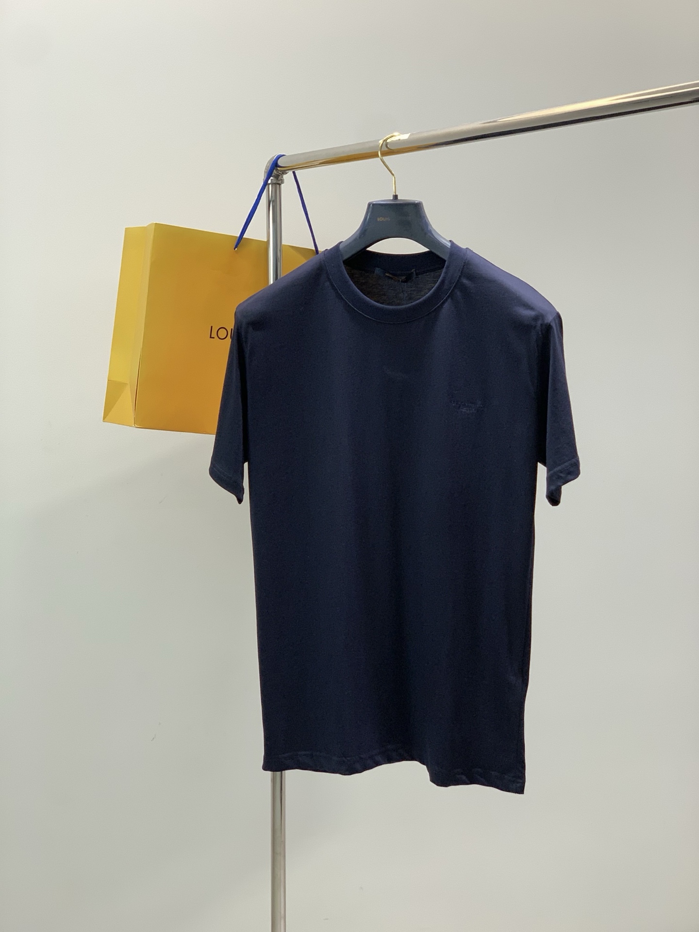 NO:839440,, LouisVuitton Louis Vuitton, the latest model for summer 2026, available at counters at the same time, original order, fashionable and casual round neck short-sleeved T-shirt, the upper body is very unique!  Eye-catching and bright, imported original fabrics, top embroidery craftsmanship letter pattern decoration logo, simple yet fashionable, classic atmosphere, comfortable and breathable, handsome and stylish upper body, 2 colors recommended, size S-XL size SMLXL length 71.572.573.574.5 bust 107111115119 shoulder width 47495153  Hem 105109113117,,louis vuitton,louis vuitton,T-shirt,tees,t-shirt,19860909,LouisVuitton 路易威登,2026夏季最新款,专柜同步有售,原单狠货,时尚休闲圆领短袖T恤,上身很有特点！吸睛而有亮点,进口原版面料,顶级刺绣工艺字母图案装饰Logo,简单而不失时尚,经典大气,舒适透气,上身帅气有型,2色推荐,码数S-XL 尺码SMLXL 衣长71.572.573.574.5 胸围107111115119 肩宽47495153 下摆105109113117,,louis vuitton,louis vuitton,T-shirt,tees，t-shirt,,Men's clothing
