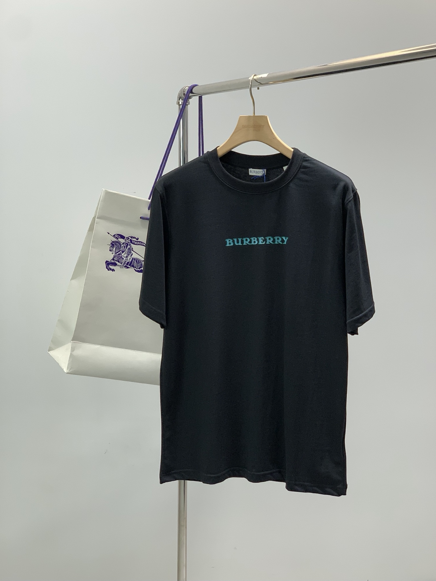NO:839425,, Burberry, 2026 summer latest products, available at counters simultaneously, original goods, fashionable and casual round neck short-sleeved T-shirt, imported original fabric, upper body is comfortable and breathable, top-notch printing technology letter pattern decorated logo, extremely high grade, comfortable and versatile, upper body is handsome, 2 colors recommended, size XS-L size XSSML length 70727476 bust 107111115119  Shoulder width 45474951 Sleeve length 23.524.525.526.5,,burberry,burberry,T-shirt,tees,t-shirt,19860909,Burberry 巴宝莉,2026夏季最新品,专柜同步有售,原单狠货,时尚休闲圆领短袖T恤,进口原版面料,上身舒适透气,顶级印花工艺字母图案装饰logo,档次极高,舒适百搭,上身帅气十足,2色推荐,码数XS-L 尺码XSSML 衣长70727476 胸围107111115119 肩宽45474951 袖长23.524.525.526.5,,burberry,burberry,T-shirt,tees，t-shirt,,Men's clothing