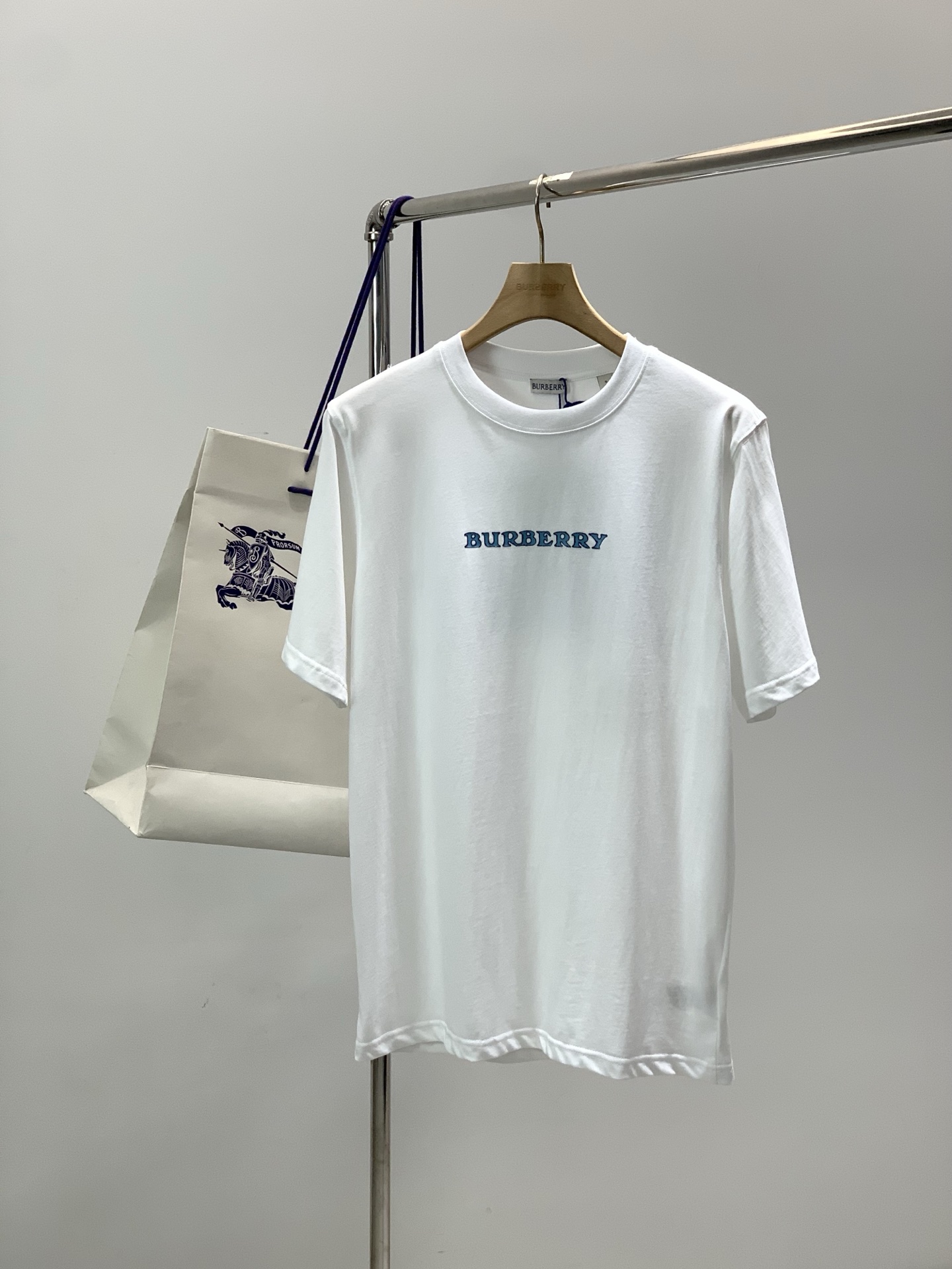 NO:839420,, Burberry, 2026 summer latest products, available at counters simultaneously, original goods, fashionable and casual round neck short-sleeved T-shirt, imported original fabric, upper body is comfortable and breathable, top-notch printing technology letter pattern decorated logo, extremely high grade, comfortable and versatile, upper body is handsome, 2 colors recommended, size XS-L size XSSML length 70727476 bust 107111115119  Shoulder width 45474951 Sleeve length 23.524.525.526.5,,burberry,burberry,T-shirt,tees,t-shirt,19860909,Burberry 巴宝莉,2026夏季最新品,专柜同步有售,原单狠货,时尚休闲圆领短袖T恤,进口原版面料,上身舒适透气,顶级印花工艺字母图案装饰logo,档次极高,舒适百搭,上身帅气十足,2色推荐,码数XS-L 尺码XSSML 衣长70727476 胸围107111115119 肩宽45474951 袖长23.524.525.526.5,,burberry,burberry,T-shirt,tees，t-shirt,,Men's clothing