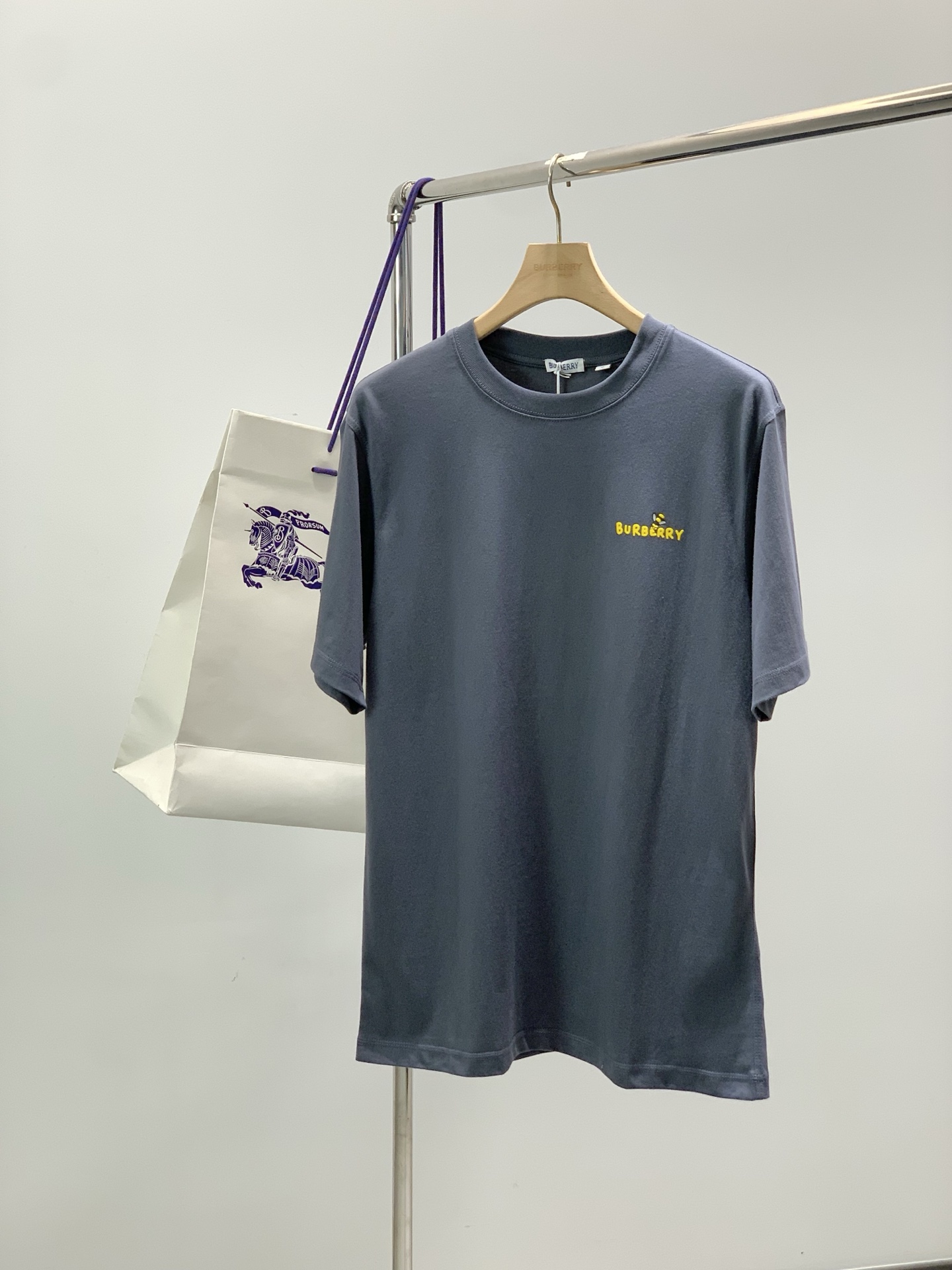 NO:839430,, Burberry, 2026 summer latest products, available at counters simultaneously, original goods, fashionable and casual round neck short-sleeved T-shirt, imported original fabric, upper body is comfortable and breathable, top-notch printing technology letter pattern decorated logo, extremely high grade, comfortable and versatile, upper body is handsome, 2 colors recommended, size S-XL size SMLXL length 71727374 bust 106114118  Shoulder width 48495051 Sleeve length 22.523.524.525.5,,burberry,burberry,T-shirt,tees,t-shirt,19860909,Burberry 巴宝莉,2026夏季最新品,专柜同步有售,原单狠货,时尚休闲圆领短袖T恤,进口原版面料,上身舒适透气,顶级印花工艺字母图案装饰logo,档次极高,舒适百搭,上身帅气十足,2色推荐,码数S-XL  尺码SMLXL 衣长71727374 胸围106114118 肩宽48495051 袖长22.523.524.525.5,,burberry,burberry,T-shirt,tees，t-shirt,,Men's clothing