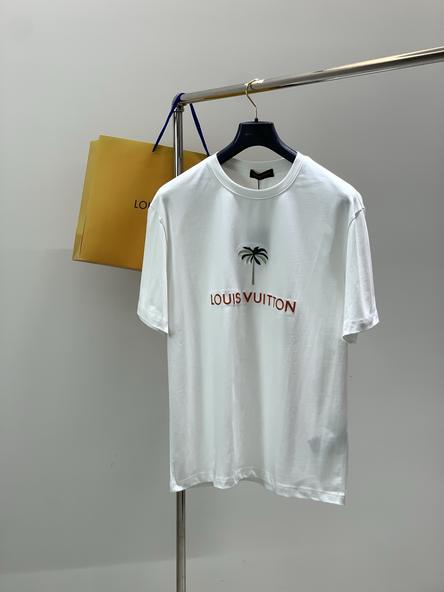 NO:839382,, LouisVuitton Louis Vuitton, the latest model for summer 2026, available at counters at the same time, original order, fashionable and casual round neck short-sleeved T-shirt, the upper body is very unique!  Eye-catching and bright, imported original fabrics, top embroidery craftsmanship letter pattern decoration Logo, simple yet fashionable, classic atmosphere, comfortable and breathable, handsome and stylish upper body, 2 colors recommended, size M-3XL,, louis vuitton, louis vuitton, T-shirt, tees, t-shirt,19860909,LouisVuitton 路易威登,2026夏季最新款,专柜同步有售,原单狠货,时尚休闲圆领短袖T恤,上身很有特点！吸睛而有亮点,进口原版面料,顶级刺绣工艺字母图案装饰Logo,简单而不失时尚,经典大气,舒适透气,上身帅气有型,2色推荐,码数M-3XL,,louis vuitton,louis vuitton,T-shirt,tees，t-shirt,,Men's clothing