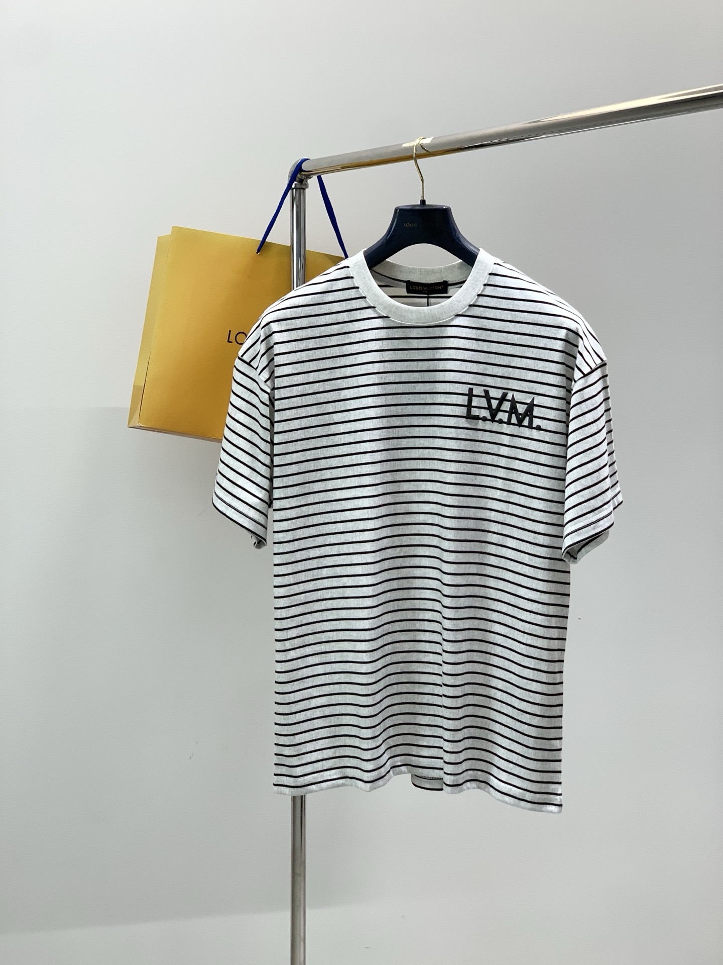 NO:839386,, LouisVuitton Louis Vuitton, the latest model for summer 2026, available at counters at the same time, original order, fashionable and casual round neck short-sleeved T-shirt, the upper body is very unique!  Eye-catching and bright, imported original fabrics, top-notch printing technology letter pattern decoration Logo, simple yet fashionable, classic atmosphere, comfortable and breathable, handsome and stylish upper body, 2 colors recommended, size M-3XL,, louis vuitton, louis vuitton, T-shirt, tees, t-shirt,19860909,LouisVuitton 路易威登,2026夏季最新款,专柜同步有售,原单狠货,时尚休闲圆领短袖T恤,上身很有特点！吸睛而有亮点,进口原版面料,顶级印花工艺字母图案装饰Logo,简单而不失时尚,经典大气,舒适透气,上身帅气有型,2色推荐,码数M-3XL,,louis vuitton,louis vuitton,T-shirt,tees，t-shirt,,Men's clothing