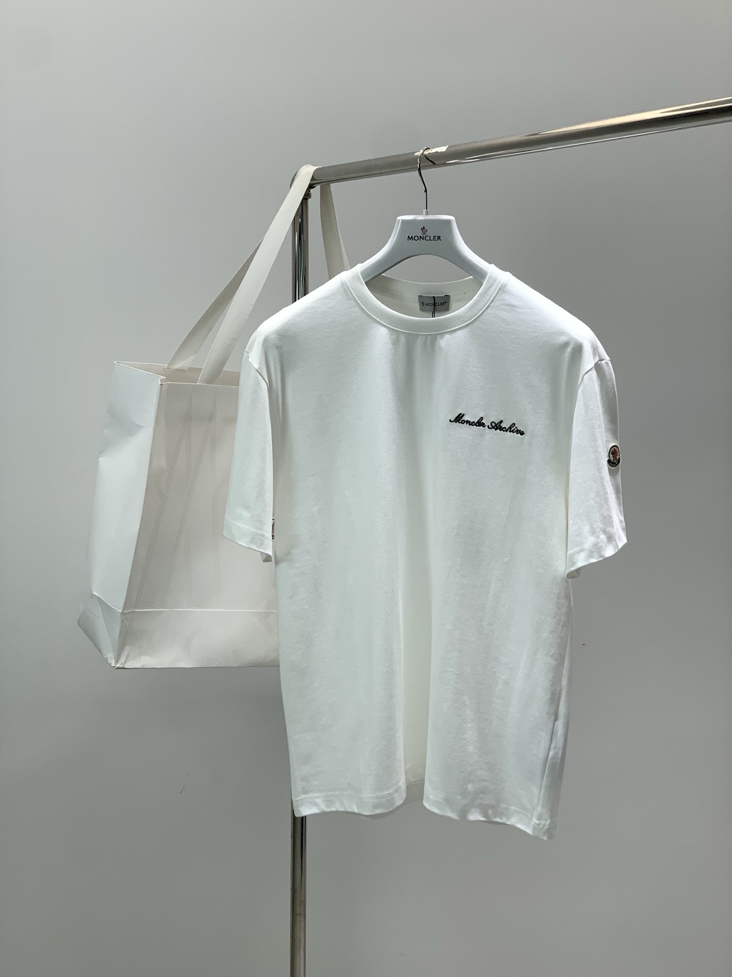 NO:839390,, Moncler Mouth Mouth, the latest 2026 summer products, available at counters simultaneously, original order, fashionable and casual round neck short-sleeved T-shirt, comfortable upper body!  Eye-catching and bright, using imported original fabrics, top-notch embroidery crafts letter pattern logo, simple yet stylish, fashionable and handsome upper body, 2 colors recommended, size M-3XL, Moncler, T-shirt, tees, t-shirt,19860909,Moncler 蒙口,2026夏季最新品,专柜同步有售,原单狠货,时尚休闲圆领短袖T恤,上身舒适！吸睛而有亮点,采用进口原版面料,顶级刺绣工艺字母图案logo,简单而不失时尚,上身时尚帅气,2色推荐,码数M-3XL,,Moncler,T-shirt,tees，t-shirt,,Men's clothing
