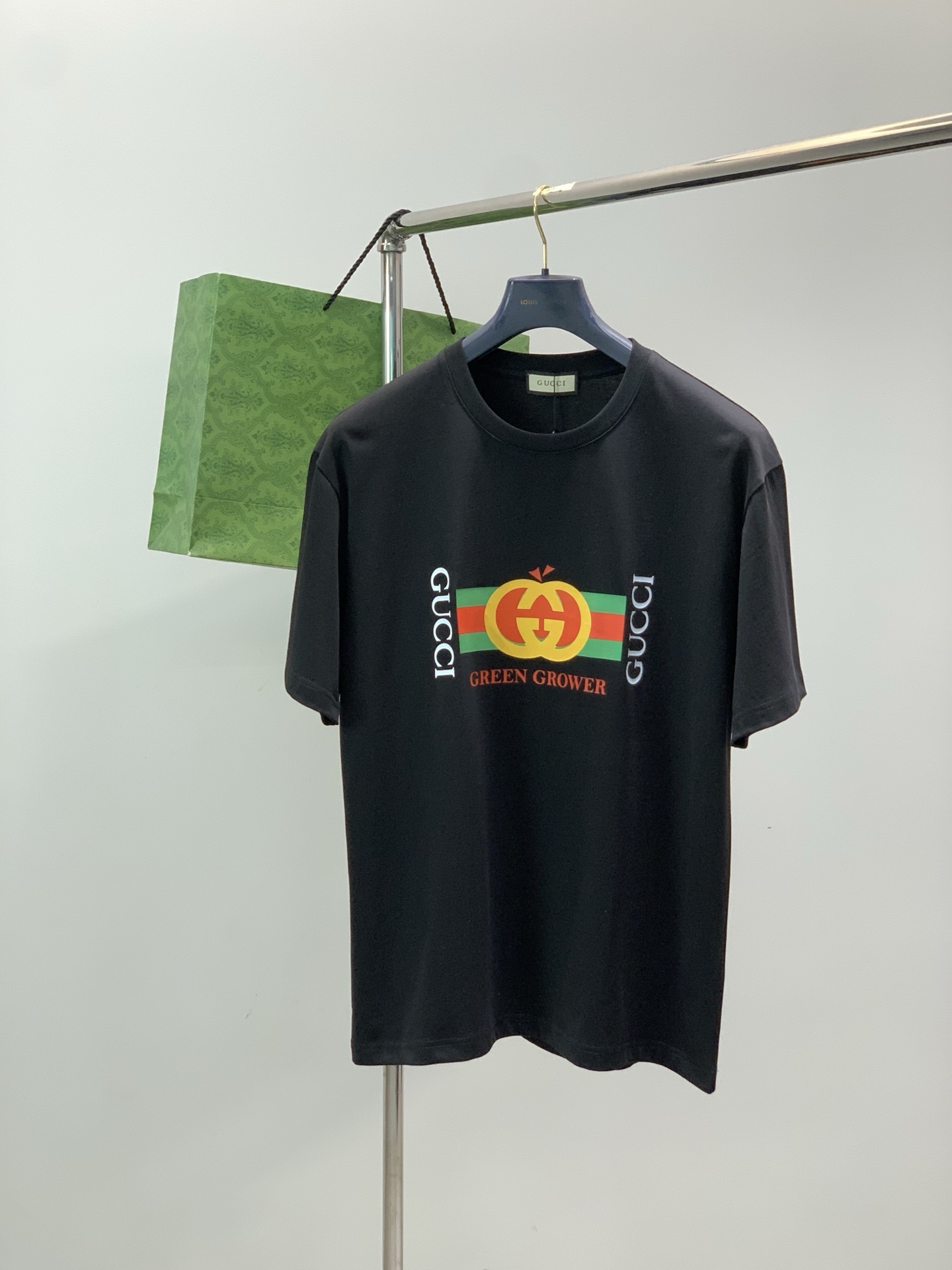 NO:839394,, Gucci, the latest model for summer 2026, available at counters at the same time, original order, fashionable and casual round neck short-sleeved T-shirt, the upper body is very unique!  Eye-catching and bright, imported original fabrics, top-notch printing technology, letter pattern decoration Logo, simple yet fashionable, classic atmosphere, comfortable and breathable, handsome and stylish upper body, 2 colors recommended, size M-3XL,, gucci, gucci, T-shirt, tees, t-shirt,19860909,Gucci 古驰,2026夏季最新款,专柜同步有售,原单狠货,时尚休闲圆领短袖T恤,上身很有特点！吸睛而有亮点,进口原版面料,顶级印花工艺字母图案装饰Logo,简单而不失时尚,经典大气,舒适透气,上身帅气有型,2色推荐,码数M-3XL,,gucci,gucci,T-shirt,tees，t-shirt,,Men's clothing