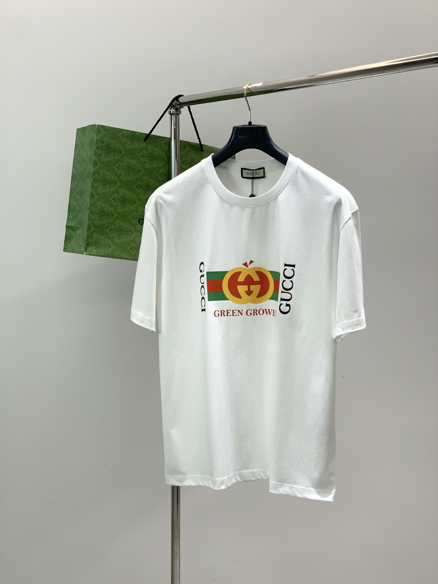 NO:839398,, Gucci, the latest model for summer 2026, available at counters at the same time, original order, fashionable and casual round neck short-sleeved T-shirt, the upper body is very unique!  Eye-catching and bright, imported original fabrics, top-notch printing technology, letter pattern decoration Logo, simple yet fashionable, classic atmosphere, comfortable and breathable, handsome and stylish upper body, 2 colors recommended, size M-3XL,, gucci, gucci, T-shirt, tees, t-shirt,19860909,Gucci 古驰,2026夏季最新款,专柜同步有售,原单狠货,时尚休闲圆领短袖T恤,上身很有特点！吸睛而有亮点,进口原版面料,顶级印花工艺字母图案装饰Logo,简单而不失时尚,经典大气,舒适透气,上身帅气有型,2色推荐,码数M-3XL,,gucci,gucci,T-shirt,tees，t-shirt,,Men's clothing