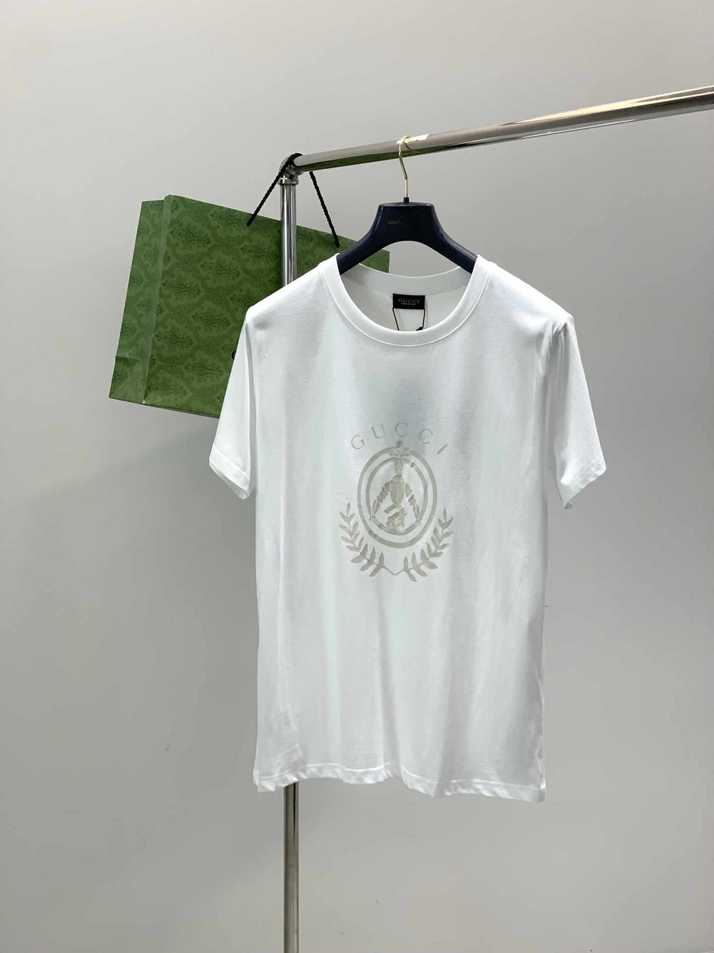 NO:839427,, Gucci, the latest model for summer 2026, available at counters at the same time, original order, fashionable and casual round neck short-sleeved T-shirt, the upper body is very unique!  Eye-catching and bright, imported original fabrics, top-notch printing technology, letter pattern decoration Logo, simple yet fashionable, classic atmosphere, comfortable and breathable, handsome and stylish upper body, 2 colors recommended, size S-XL size SMLXL length 727374.576 bust 109113117121  Shoulder width 45.547.549.551.5,,gucci,gucci,T-shirt,tees,t-shirt,19860909,Gucci 古驰,2026夏季最新款,专柜同步有售,原单狠货,时尚休闲圆领短袖T恤,上身很有特点！吸睛而有亮点,进口原版面料,顶级印花工艺字母图案装饰Logo,简单而不失时尚,经典大气,舒适透气,上身帅气有型,2色推荐,码数S-XL 尺码SMLXL 衣长727374.576 胸围109113117121 肩宽45.547.549.551.5,,gucci,gucci,T-shirt,tees，t-shirt,,Men's clothing