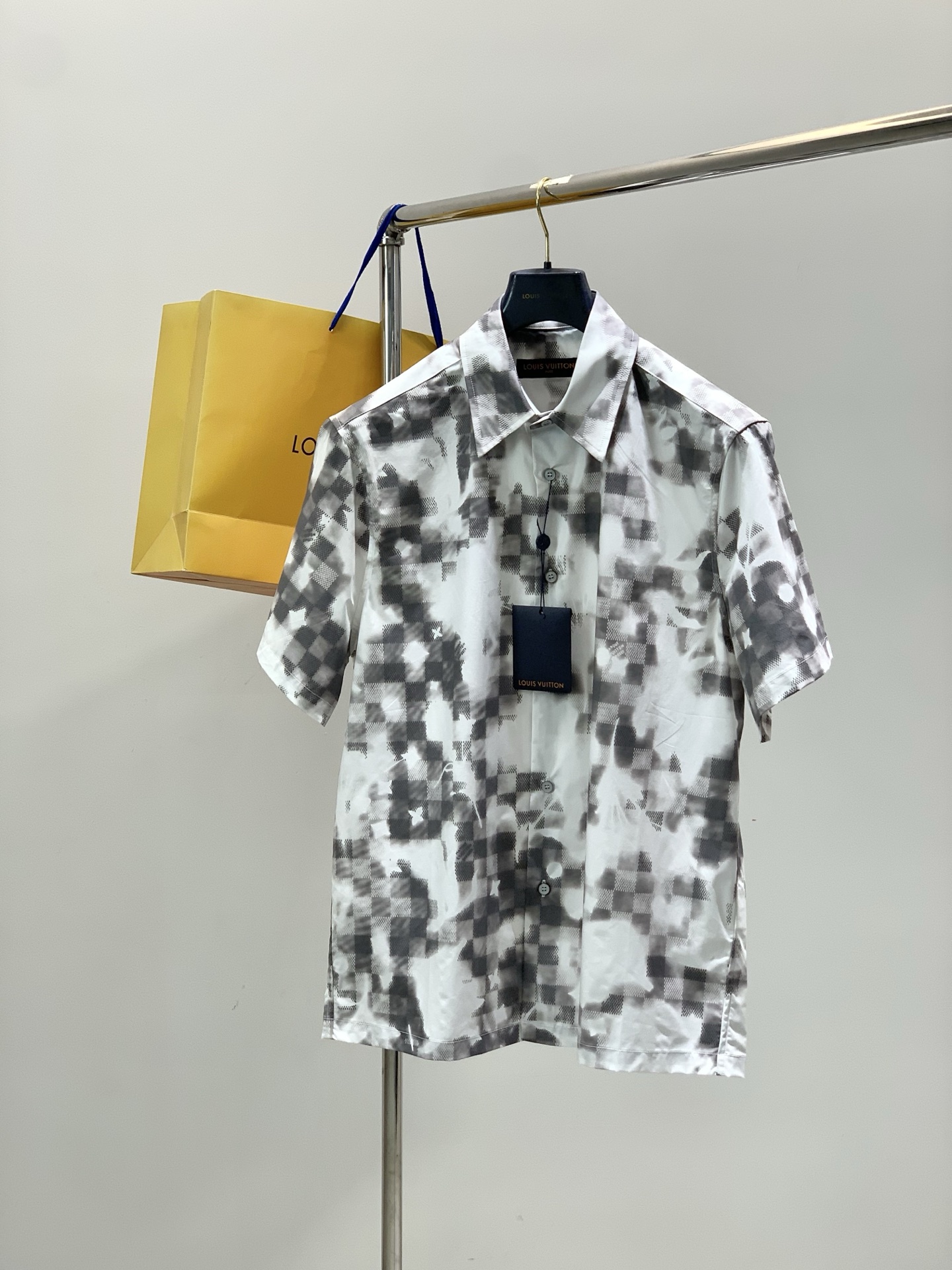 NO:839417,Clothes, shorts P, Louis Vuitton, the latest 2026 summer style, available at the counter simultaneously, original order, fashionable and casual short-sleeved suit, the upper body is very unique!  Eye-catching and bright, imported original fabrics, top-notch printing technology, letter pattern decoration logo, simple yet stylish, classic atmosphere, comfortable and breathable, handsome and stylish upper body, size S-XL, size SMLXL, length 71.57374.576, bust 124128132, shoulder width 46485052, sleeve length 2424.52525.5 SMLXL  Pants length 4848.54949.5 waist 74788286 arm 104108112116 feet 65676971,,louis vuitton,louis vuitton,shorts,T-shirt,19860909衣服,短裤P,LouisVuitton 路易威登,2026夏季最新款,专柜同步有售,原单狠货,时尚休闲短袖套装,上身很有特点！吸睛而有亮点,进口原版面料,顶级印花工艺字母图案装饰Logo,简单而不失时尚,经典大气,舒适透气,上身帅气有型,码数S-XL 尺码SMLXL 衣长71.57374.576 胸围124128132 肩宽46485052 袖长2424.52525.5 SMLXL 裤长4848.54949.5 腰围74788286 臂围104108112116 脚口65676971,,louis vuitton,louis vuitton,shorts,T-shirt,,Men's clothing