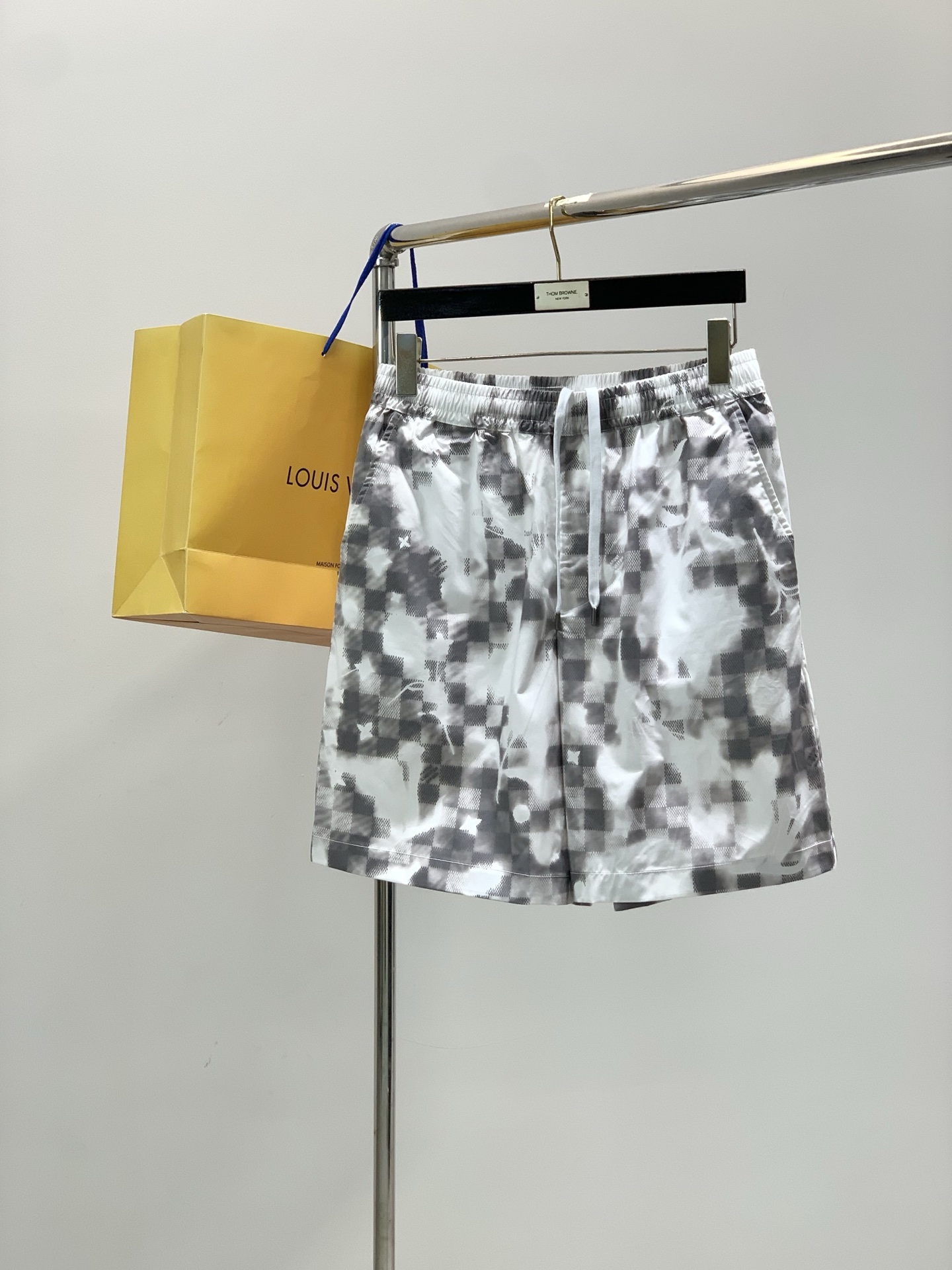 NO:839412,Clothes, shorts P, Louis Vuitton, the latest 2026 summer style, available at the counter simultaneously, original order, fashionable and casual short-sleeved suit, the upper body is very unique!  Eye-catching and bright, imported original fabrics, top-notch printing technology, letter pattern decoration logo, simple yet stylish, classic atmosphere, comfortable and breathable, handsome and stylish upper body, size S-XL, size SMLXL, length 71.57374.576, bust 124128132, shoulder width 46485052, sleeve length 2424.52525.5 SMLXL  Pants length 4848.54949.5 waist 74788286 arm 104108112116 feet 65676971,,louis vuitton,louis vuitton,shorts,T-shirt,19860909衣服,短裤P,LouisVuitton 路易威登,2026夏季最新款,专柜同步有售,原单狠货,时尚休闲短袖套装,上身很有特点！吸睛而有亮点,进口原版面料,顶级印花工艺字母图案装饰Logo,简单而不失时尚,经典大气,舒适透气,上身帅气有型,码数S-XL 尺码SMLXL 衣长71.57374.576 胸围124128132 肩宽46485052 袖长2424.52525.5 SMLXL 裤长4848.54949.5 腰围74788286 臂围104108112116 脚口65676971,,louis vuitton,louis vuitton,shorts,T-shirt,,Men's clothing
