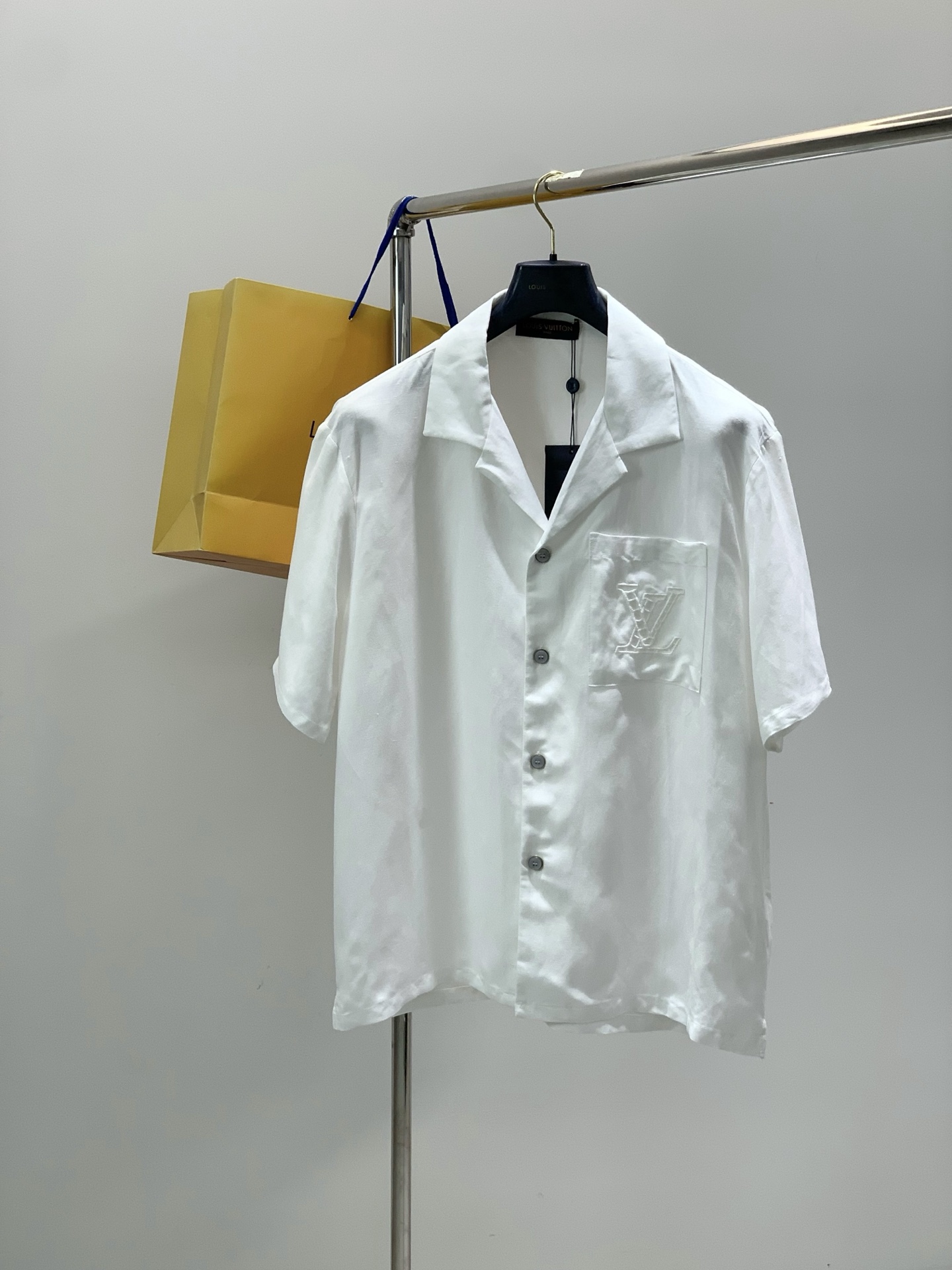 NO:839441,, LouisVuitton Louis Vuitton, the latest model for summer 2026, available at counters simultaneously, original order, fashionable and casual short-sleeved shirt, the upper body is very unique!  Eye-catching and bright, imported original fabrics, top embroidery craftsmanship letter pattern decoration logo, simple yet fashionable, classic atmosphere, comfortable and breathable, handsome and stylish upper body, 3 colors recommended, size S-XL size SMLXL length 7273.57576.5 bust 116120124126 shoulder width 5354.55657.5  Sleeve length 2626.52727.5,,louis vuitton,louis vuitton,shirts,T-shirt,19860909,LouisVuitton 路易威登,2026夏季最新款,专柜同步有售,原单狠货,时尚休闲短袖衬衫,上身很有特点！吸睛而有亮点,进口原版面料,顶级刺绣工艺字母图案装饰Logo,简单而不失时尚,经典大气,舒适透气,上身帅气有型,3色推荐,码数S-XL 尺码SMLXL 衣长7273.57576.5 胸围116120124126 肩宽5354.55657.5 袖长2626.52727.5,,louis vuitton,louis vuitton,shirts,T-shirt,,Men's clothing