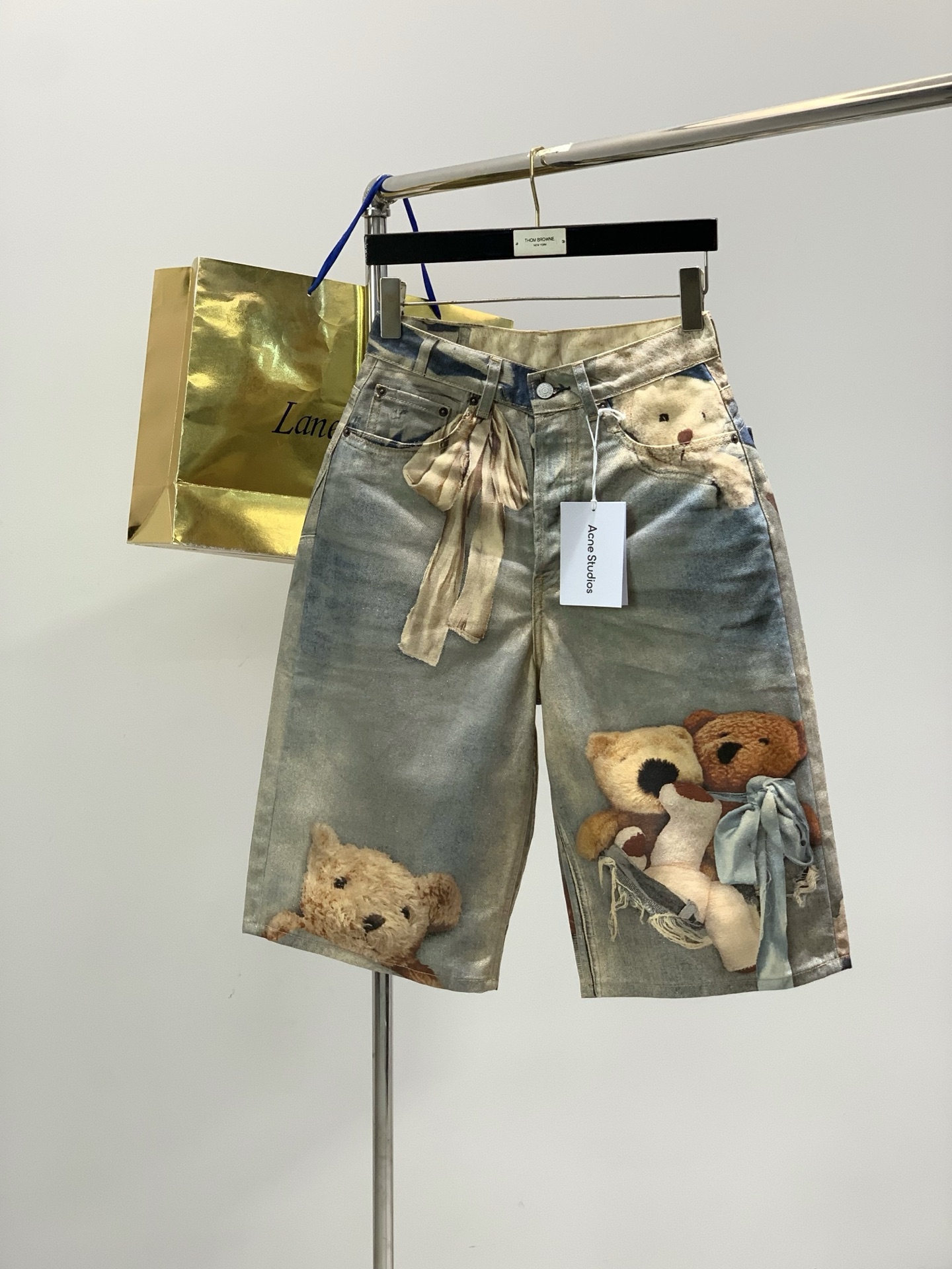 NO:839422,, Acne Studios Swedish fashion brand, 2026 summer latest model, fashionable and casual denim shorts, available at the official website counter simultaneously, original goods, top-notch 3D printing technology letter pattern logo, original hardware accessories decoration, highlighting the personality of young people, soft and delicate touch, fashionable upper body, complete three labels, code number XXS-XL size pants length waist hip leg opening XXS65689856 XS667210258  S677610660 M688011062 L698411464 XL708811866,,acne studios,dior,shorts,19860909,Acne Studios 瑞典时尚品牌,2026夏季最新款,时尚休闲牛仔短裤,官网专柜同步有售,原单狠货,顶级3D印花工艺字母图案logo,原版五金辅料装饰,彰显着年轻人的个性,手感柔软细腻,上身时尚潮流,三标齐全,码数XXS-XL 尺寸裤长腰围臀围脚口 XXS65689856 XS667210258 S677610660 M688011062 L698411464 XL708811866,,acne studios,dior,shorts,,Men's clothing