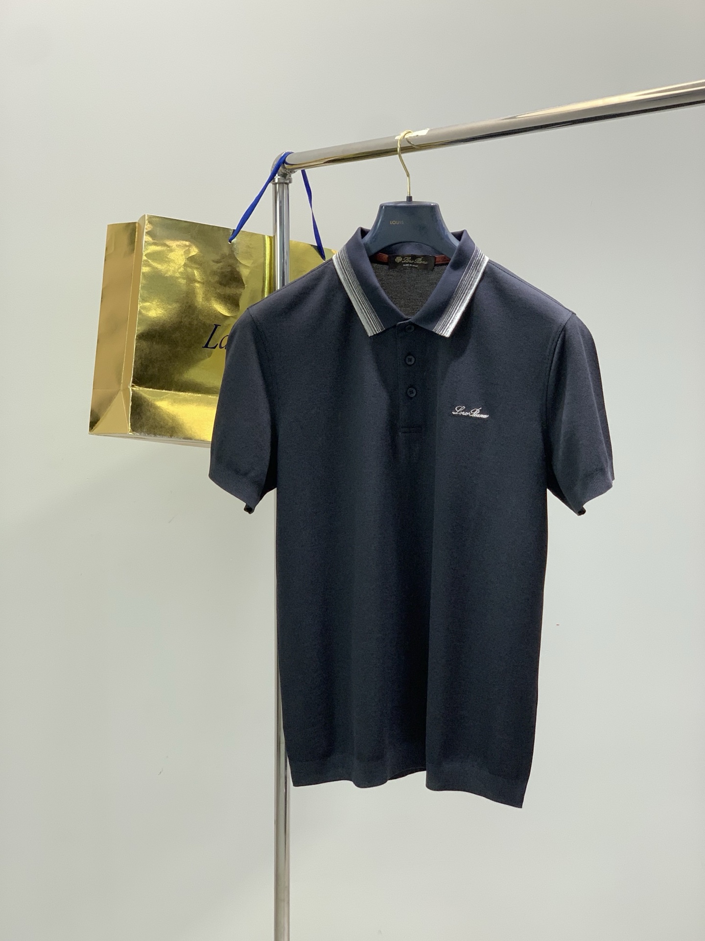 NO:839411,, LP (Loro Piana), the latest summer product of 2026, available at the counter simultaneously, original order, fashionable and casual lapel short-sleeved T-shirt, made of imported original fabrics, top-notch embroidery technology, letter pattern decoration logo, extremely high-grade, comfortable and versatile, and the upper body is very handsome!  2 colors recommended, size M-3XL,,loro piana,loro piana,T-shirt,tees,t-shirt,19860909,LP(Loro Piana ),2026夏季最新品,专柜同步有售,原单狠货,时尚休闲翻领短袖T恤,采用进口原版面料,顶级刺绣工艺字母图案装饰logo,档次极高,舒适百搭,上身帅气十足！2色推荐,码数M-3XL,,loro piana,loro piana,T-shirt,tees，t-shirt,,Men's clothing