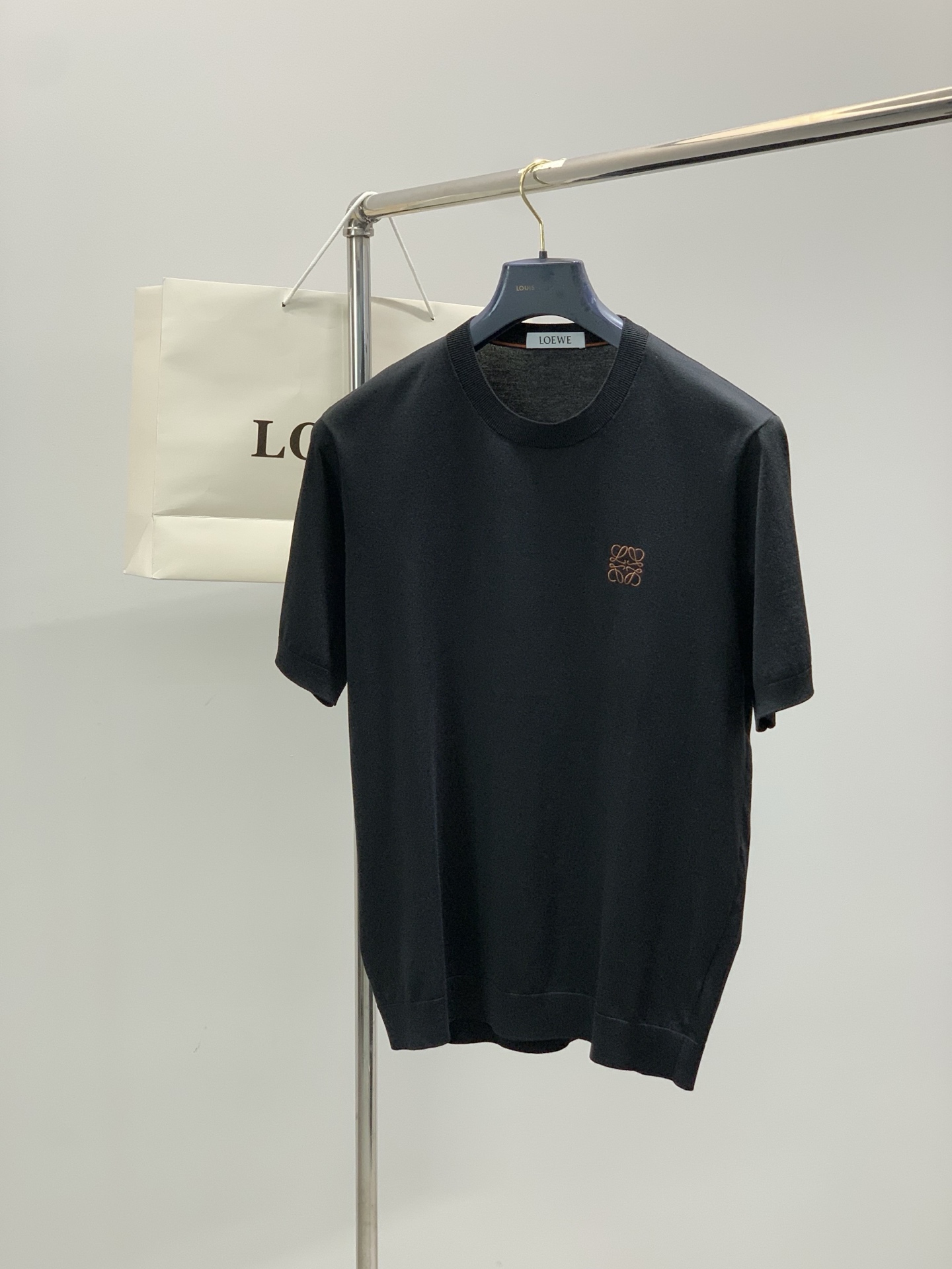 NO:839406,, Loewe, the latest model for summer 2026, available at counters simultaneously, original order, fashionable and casual knitted round neck short-sleeved T-shirt, the upper body is very unique!  Eye-catching and bright, imported original fabrics, top embroidery craftsmanship letter pattern decoration Logo, simple yet fashionable, classic atmosphere, comfortable and breathable, handsome and stylish upper body, 3 colors recommended, size M-3XL,, loewe, loewe, T-shirt, tees, t-shirt,19860909,Loewe 罗意威,2026夏季最新款,专柜同步有售,原单狠货,时尚休闲针织圆领短袖T恤,上身很有特点！吸睛而有亮点,进口原版面料,顶级刺绣工艺字母图案装饰Logo,简单而不失时尚,经典大气,舒适透气,上身帅气有型,3色推荐,码数M-3XL,,loewe,loewe,T-shirt,tees，t-shirt,,Men's clothing