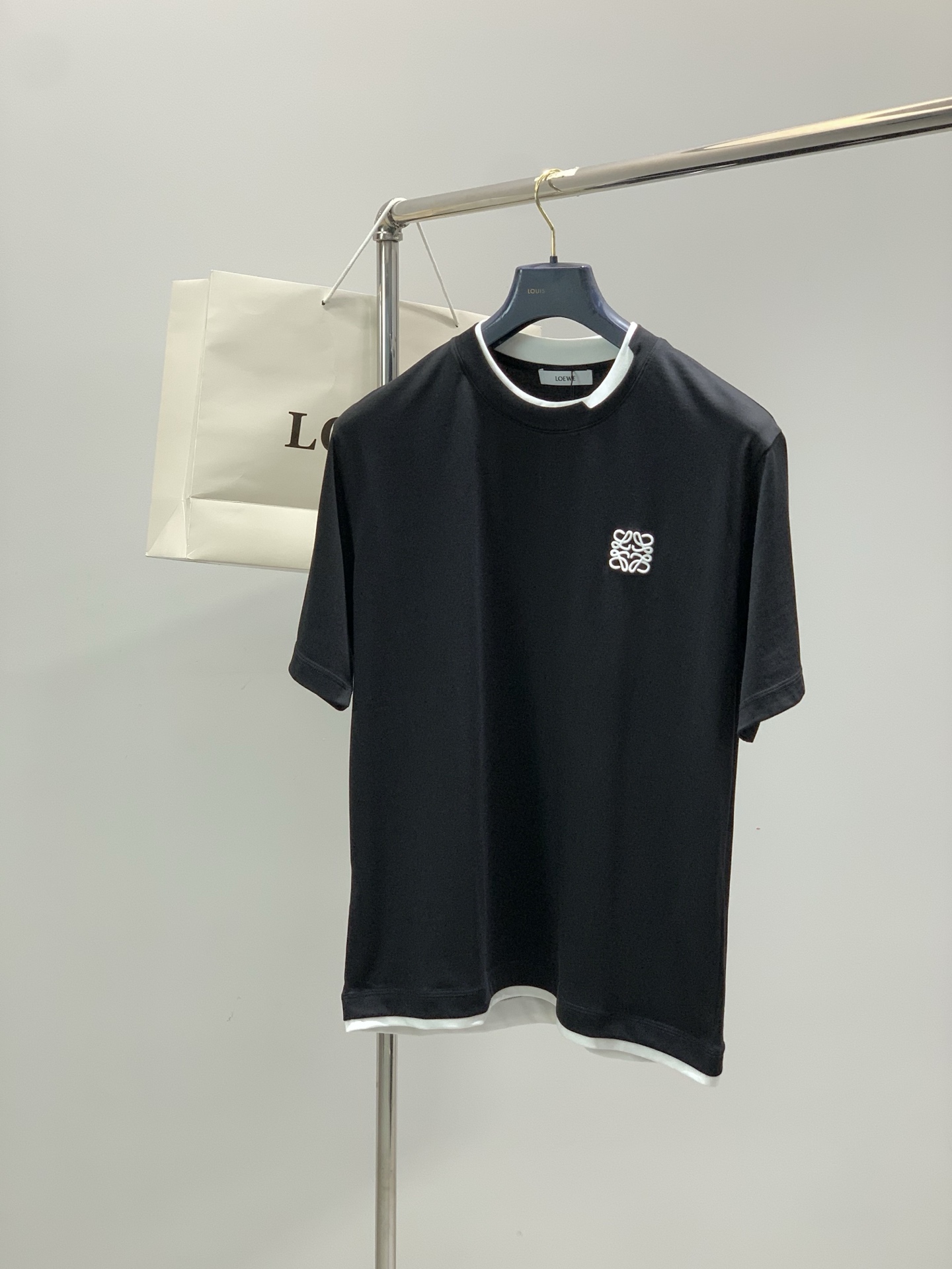 NO:839465,, Loewe Luo Yiwei, the latest model for summer 2026, available at counters at the same time, original order, fashionable and casual round neck short-sleeved T-shirt, the upper body is very unique!  Eye-catching and bright, imported original fabrics, top embroidery craftsmanship letter pattern decoration Logo, simple yet fashionable, classic atmosphere, comfortable and breathable, handsome and stylish upper body, 2 colors recommended, size M-3XL,, loewe, loewe, T-shirt, tees, t-shirt,19860909,Loewe 罗意威,2026夏季最新款,专柜同步有售,原单狠货,时尚休闲圆领短袖T恤,上身很有特点！吸睛而有亮点,进口原版面料,顶级刺绣工艺字母图案装饰Logo,简单而不失时尚,经典大气,舒适透气,上身帅气有型,2色推荐,码数M-3XL,,loewe,loewe,T-shirt,tees，t-shirt,,Men's clothing