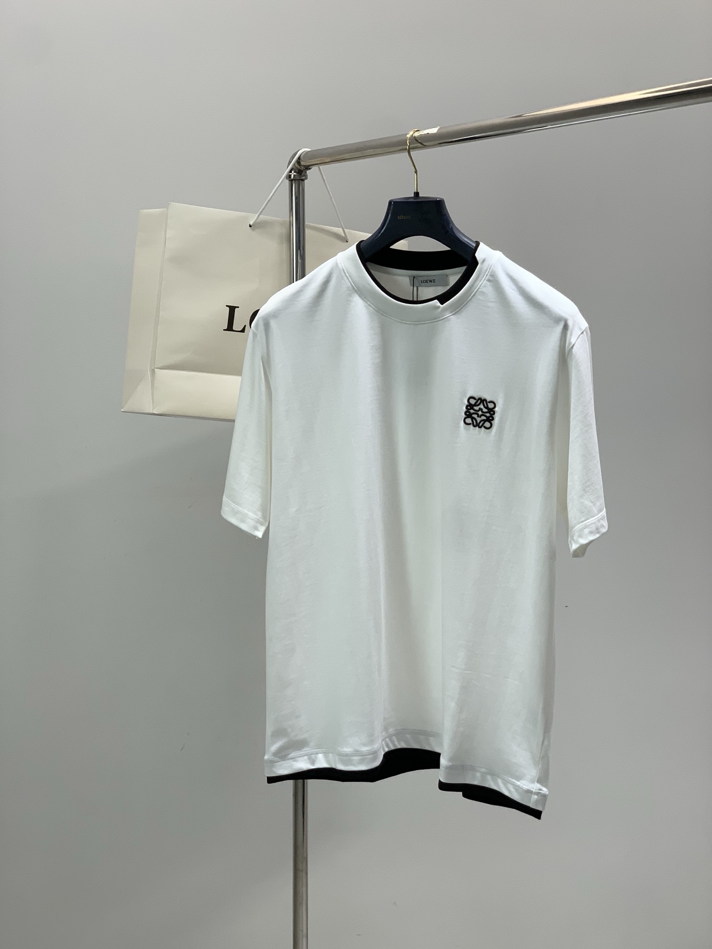 NO:839459,, Loewe, the latest model for summer 2026, available at counters simultaneously, original order, fashionable and casual knitted round neck short-sleeved T-shirt, the upper body is very unique!  Eye-catching and bright, imported original fabrics, top embroidery craftsmanship letter pattern decoration Logo, simple yet fashionable, classic atmosphere, comfortable and breathable, handsome and stylish upper body, 3 colors recommended, size M-3XL,, loewe, loewe, T-shirt, tees, t-shirt,19860909,Loewe 罗意威,2026夏季最新款,专柜同步有售,原单狠货,时尚休闲针织圆领短袖T恤,上身很有特点！吸睛而有亮点,进口原版面料,顶级刺绣工艺字母图案装饰Logo,简单而不失时尚,经典大气,舒适透气,上身帅气有型,3色推荐,码数M-3XL,,loewe,loewe,T-shirt,tees，t-shirt,,Men's clothing