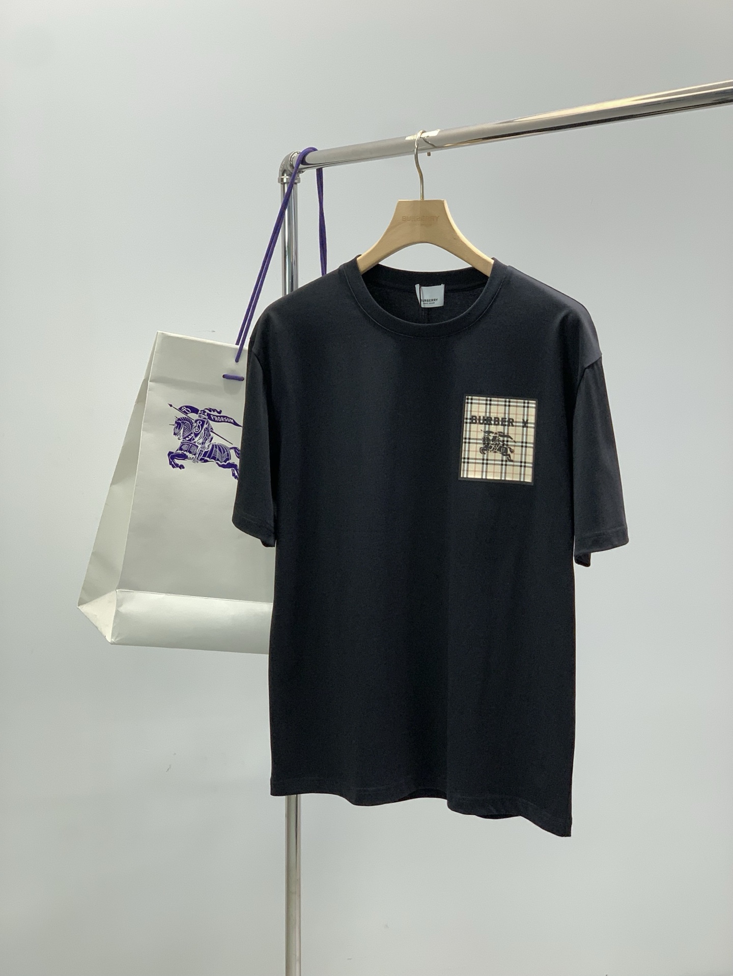NO:839407,, Burberry, 2026 summer latest products, available at counters simultaneously, original goods, fashionable and casual round neck short-sleeved T-shirt, imported original fabric, comfortable and breathable upper body, top-notch printing technology letter pattern decorated logo, extremely high grade, comfortable and versatile, handsome upper body, 2 colors recommended, size M-3XL,, burberry, burberry, T-shirt, tees, t-shirt,19860909,Burberry 巴宝莉,2026夏季最新品,专柜同步有售,原单狠货,时尚休闲圆领短袖T恤,进口原版面料,上身舒适透气,顶级印花工艺字母图案装饰logo,档次极高,舒适百搭,上身帅气十足,2色推荐,码数M-3XL,,burberry,burberry,T-shirt,tees，t-shirt,,Men's clothing