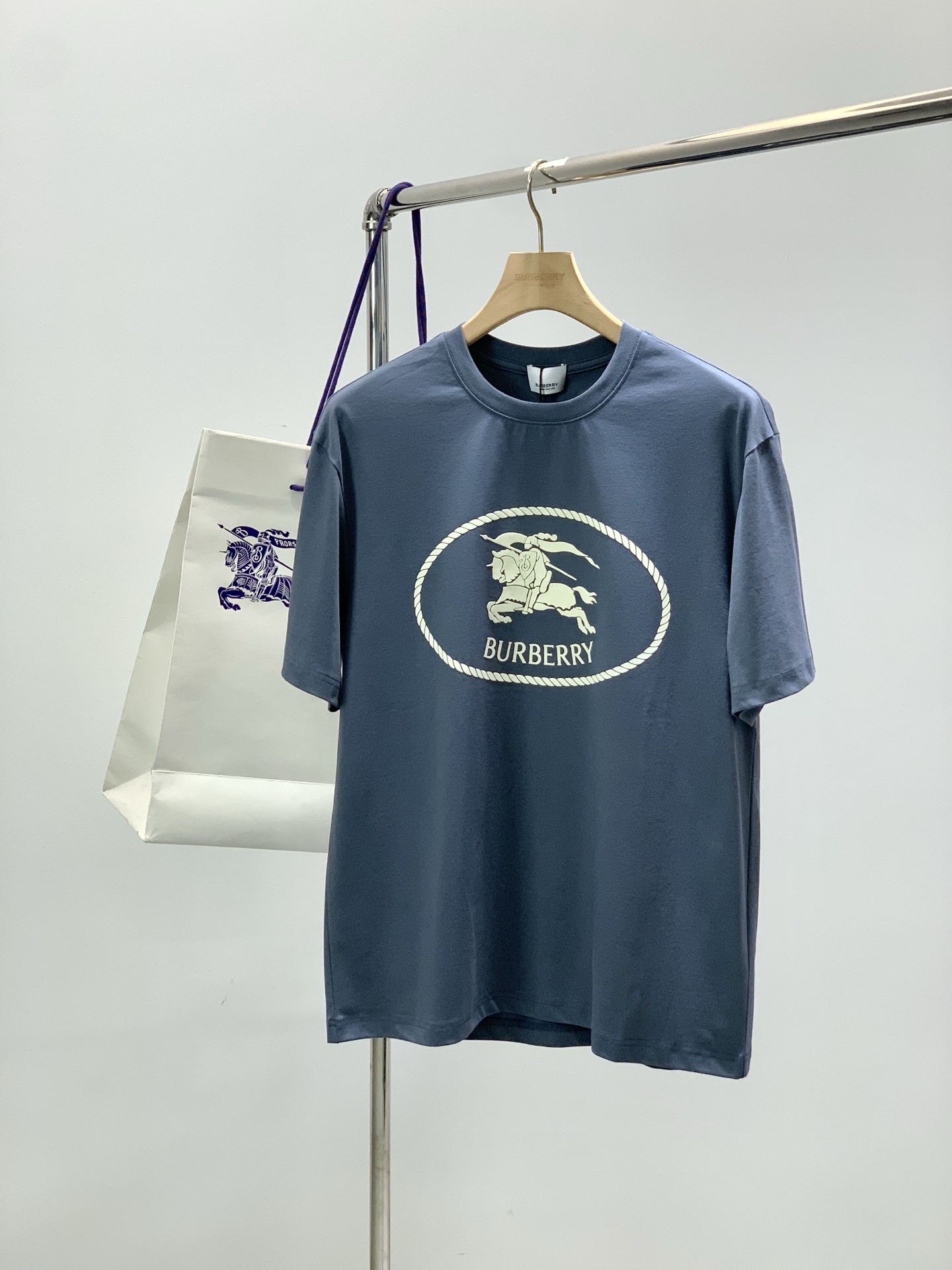 NO:839447,, Burberry, 2026 summer latest products, available at counters simultaneously, original goods, fashionable and casual round neck short-sleeved T-shirt, imported original fabric, upper body is comfortable and breathable, top-notch printing technology letter pattern decorated logo, extremely high grade, comfortable and versatile, upper body is handsome, 3 colors recommended, size M-3XL,, burberry, burberry, T-shirt, tees, t-shirt,19860909,Burberry 巴宝莉,2026夏季最新品,专柜同步有售,原单狠货,时尚休闲圆领短袖T恤,进口原版面料,上身舒适透气,顶级印花工艺字母图案装饰logo,档次极高,舒适百搭,上身帅气十足,3色推荐,码数M-3XL,,burberry,burberry,T-shirt,tees，t-shirt,,Men's clothing