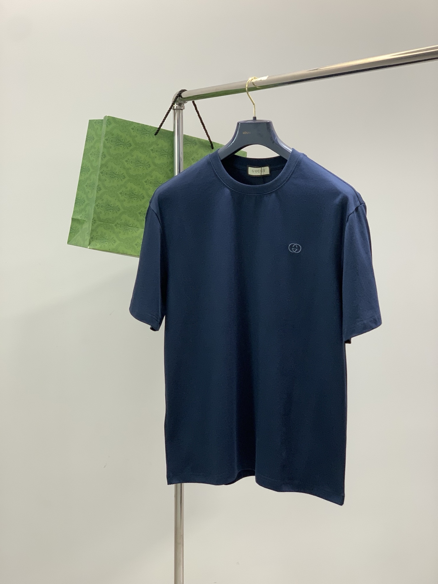 NO:839442,, Gucci, the latest model for summer 2026, available at counters at the same time, original order, fashionable and casual round neck short-sleeved T-shirt, the upper body is very unique!  Eye-catching and bright, imported original fabrics, top embroidery craftsmanship letter pattern decoration logo, simple yet fashionable, classic atmosphere, comfortable and breathable, handsome and stylish upper body, 2 colors recommended, size M-3XL,, gucci, gucci, T-shirt, tees, t-shirt,19860909,Gucci 古驰,2026夏季最新款,专柜同步有售,原单狠货,时尚休闲圆领短袖T恤,上身很有特点！吸睛而有亮点,进口原版面料,顶级刺绣工艺字母图案装饰Logo,简单而不失时尚,经典大气,舒适透气,上身帅气有型,2色推荐,码数M-3XL,,gucci,gucci,T-shirt,tees，t-shirt,,Men's clothing