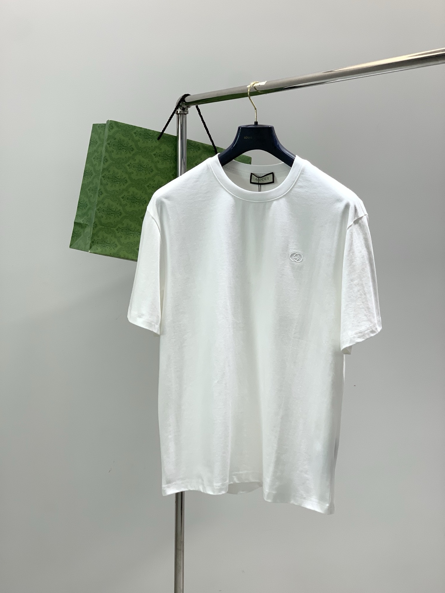 NO:839437,, Gucci, the latest model for summer 2026, available at counters at the same time, original order, fashionable and casual round neck short-sleeved T-shirt, the upper body is very unique!  Eye-catching and bright, imported original fabrics, top embroidery craftsmanship letter pattern decoration logo, simple yet fashionable, classic atmosphere, comfortable and breathable, handsome and stylish upper body, 2 colors recommended, size M-3XL,, gucci, gucci, T-shirt, tees, t-shirt,19860909,Gucci 古驰,2026夏季最新款,专柜同步有售,原单狠货,时尚休闲圆领短袖T恤,上身很有特点！吸睛而有亮点,进口原版面料,顶级刺绣工艺字母图案装饰Logo,简单而不失时尚,经典大气,舒适透气,上身帅气有型,2色推荐,码数M-3XL,,gucci,gucci,T-shirt,tees，t-shirt,,Men's clothing