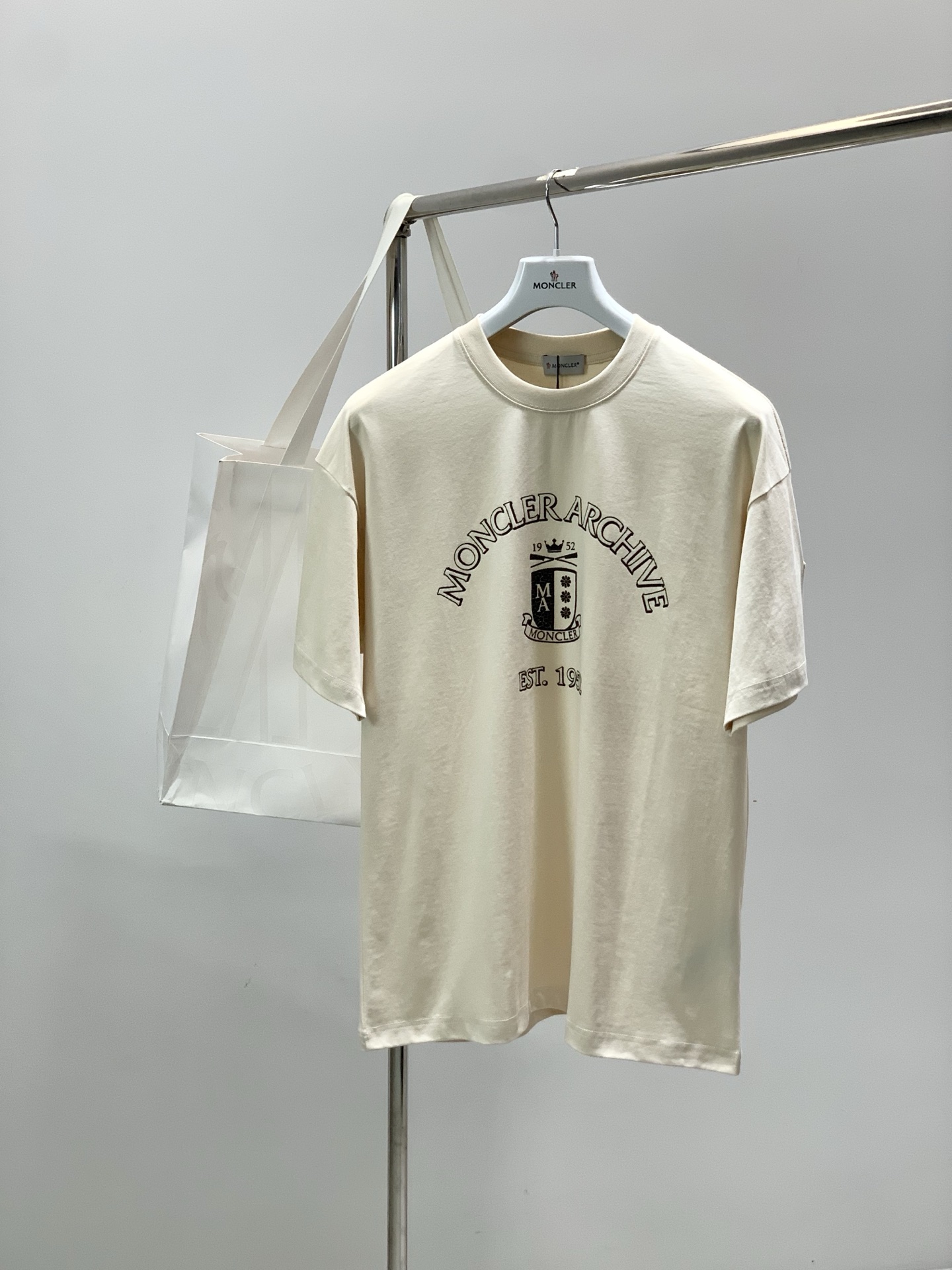 NO:839454,, Moncler Mouth Mouth, the latest 2026 summer products, available at counters simultaneously, original order, fashionable and casual round neck short-sleeved T-shirt, comfortable upper body!  Eye-catching and bright, using imported original fabrics, top-notch embroidery printing technology, letter pattern logo, simple yet fashionable, fashionable and handsome upper body, 2 colors recommended, size M-3XL, Moncler, T-shirt, tees, t-shirt,19860909,Moncler 蒙口,2026夏季最新品,专柜同步有售,原单狠货,时尚休闲圆领短袖T恤,上身舒适！吸睛而有亮点,采用进口原版面料,顶级刺绣印花工艺字母图案logo,简单而不失时尚,上身时尚帅气,2色推荐,码数M-3XL,,Moncler,T-shirt,tees，t-shirt,,Men's clothing