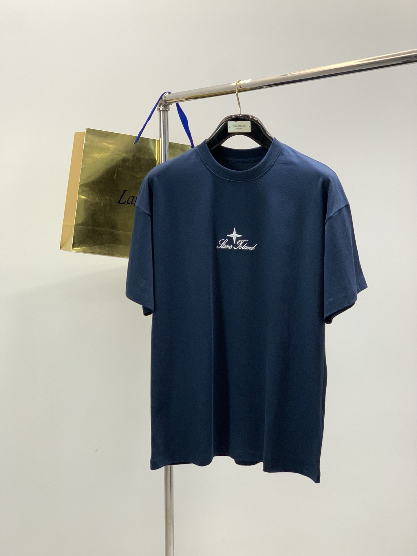 NO:839431,,Stone Island, the latest model for the summer of 2025, available at counters at the same time, original order, popular fashionable and casual round neck short-sleeved T-shirt, imported original fabric, unique design, top embroidery craft letter pattern decorative logo, simple and fashionable, handsome upper body, complete three labels, 3 colors recommended, size M-3XL,, T-shirt, tees, t-shirt,19860909,Stone Island 石头岛,2025夏季最新款,专柜同步有售,原单狠货,爆款时尚休闲圆领短袖T恤,进口原版面料,独特设计,顶级刺绣工艺字母图案装饰logo,简约时尚 ,上身帅气,三标齐全,3色推荐, 码数M-3XL,,T-shirt,tees，t-shirt,,Men's clothing