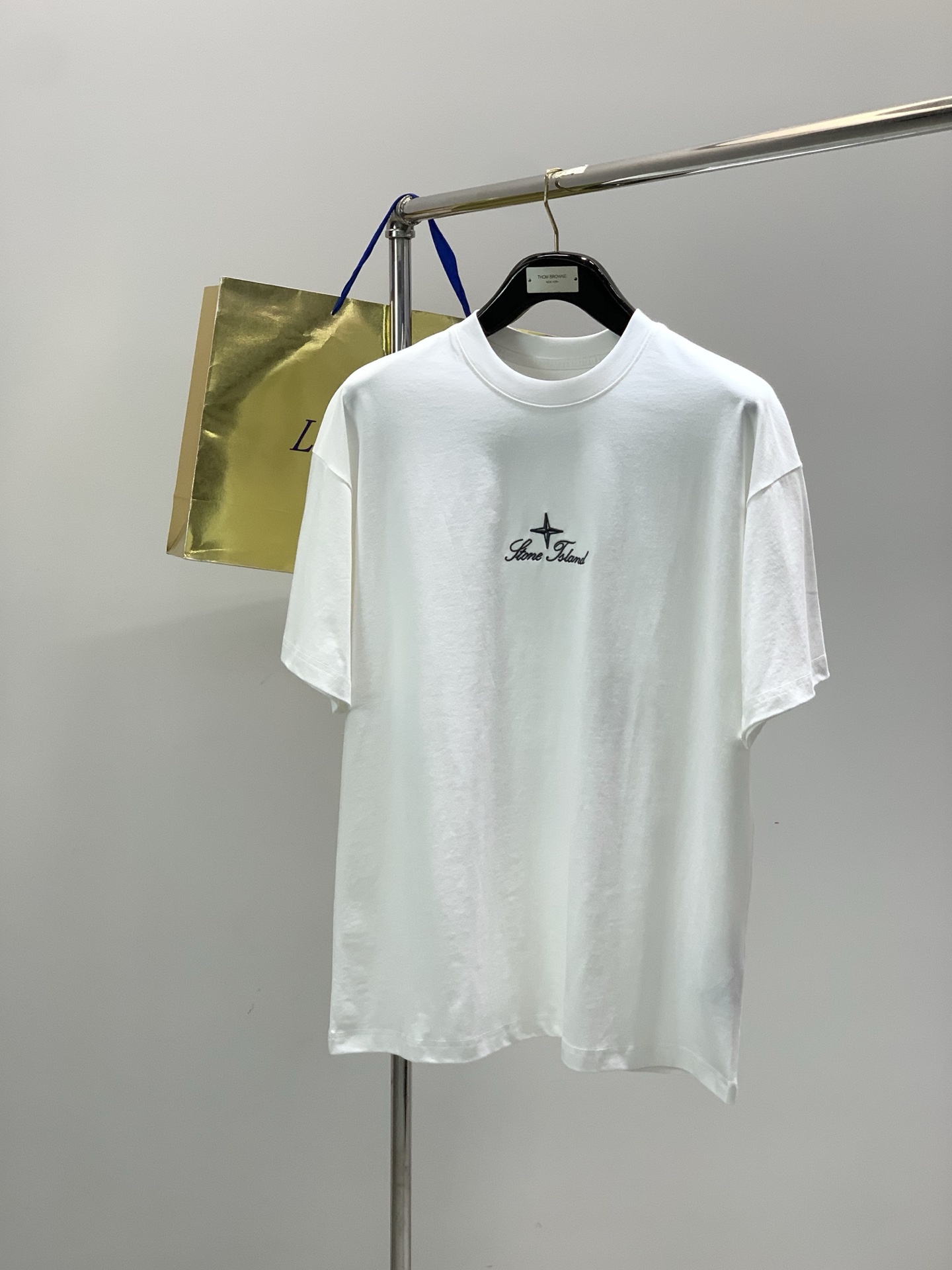 NO:839426,,Stone Island, the latest model for the summer of 2025, available at counters at the same time, original order, popular fashionable and casual round neck short-sleeved T-shirt, imported original fabric, unique design, top embroidery craft letter pattern decorative logo, simple and fashionable, handsome upper body, complete three labels, 3 colors recommended, size M-3XL,, T-shirt, tees, t-shirt,19860909,Stone Island 石头岛,2025夏季最新款,专柜同步有售,原单狠货,爆款时尚休闲圆领短袖T恤,进口原版面料,独特设计,顶级刺绣工艺字母图案装饰logo,简约时尚 ,上身帅气,三标齐全,3色推荐, 码数M-3XL,,T-shirt,tees，t-shirt,,Men's clothing