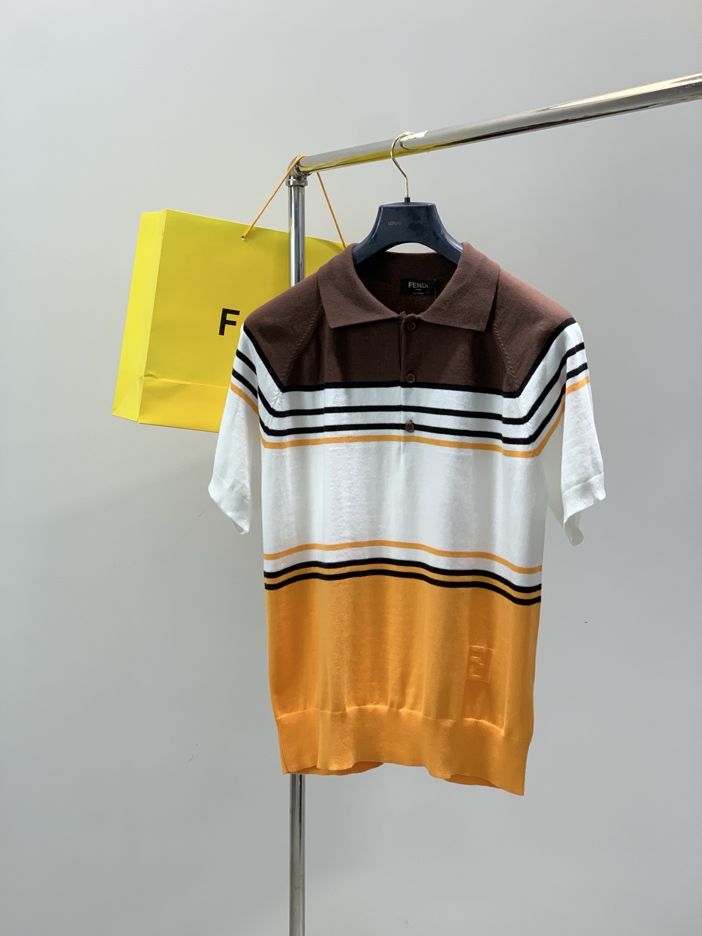 NO:844531,, FENDI Fendi, 2026 spring and summer latest products, available at counters simultaneously, original goods, fashionable and casual knitted lapel short-sleeved T-shirt, imported original fabrics, top knitting technology letter pattern logo, unique design, comfortable and breathable upper body, extremely high grade, handsome upper body, size S-XL size, dress length, chest girth, shoulder width, sleeve length S68108/20 M7011221 L7211622  XL7412023,,fendi,fendi,T-shirt,tees,t-shirt,19860909,FENDI 芬迪,2026春夏最新品,专柜同步有售,原单狠货,时尚休闲针织翻领短袖T恤,进口原版面料,顶级针织工艺字母图案logo,独特设计,上身舒适透气,档次极高,上身帅气十足,码数S-XL 码数衣长胸围肩宽袖长 S68108/20 M7011221 L7211622 XL7412023,,fendi,fendi,T-shirt,tees，t-shirt,,Men's clothing