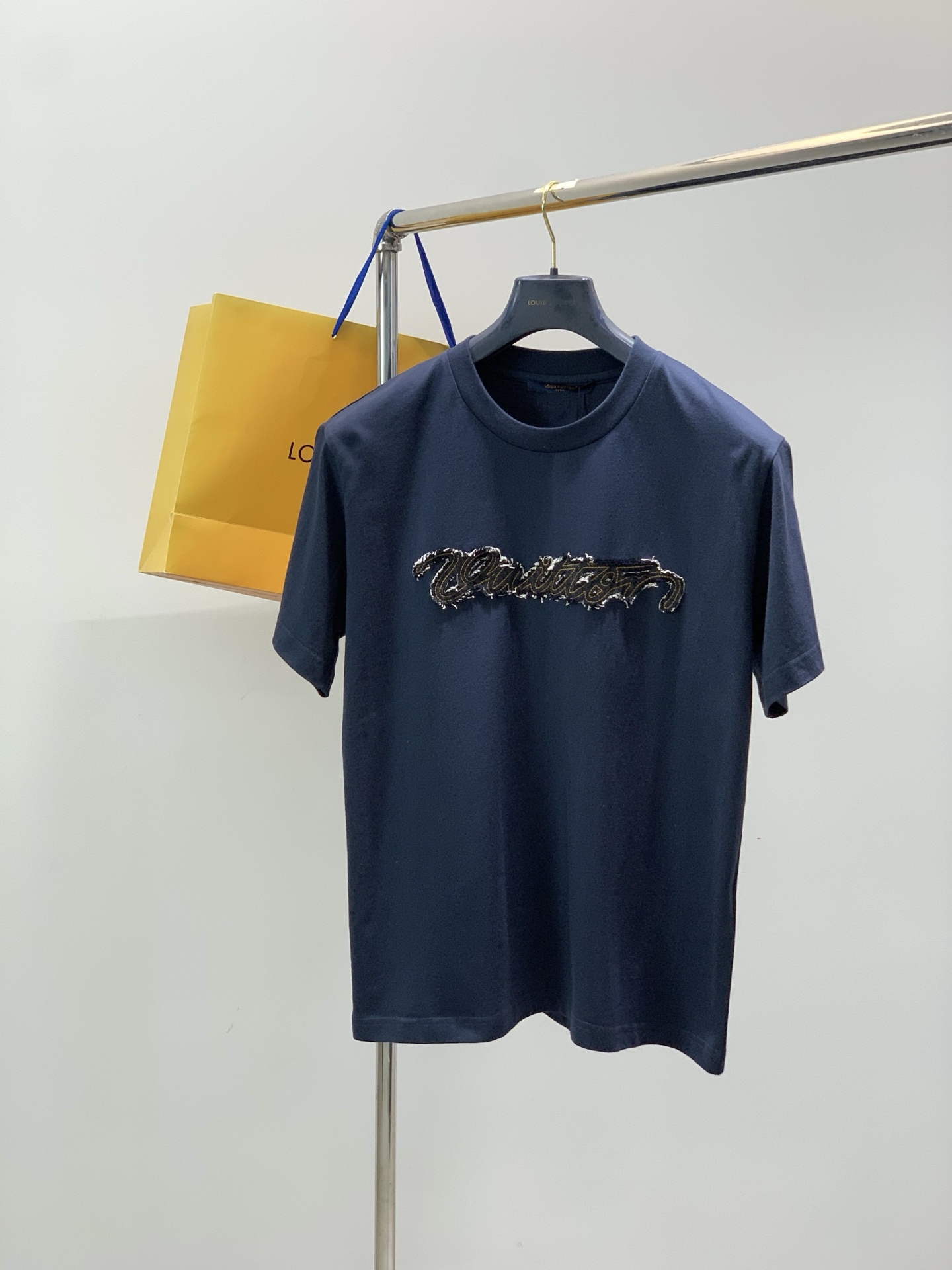 NO:844484,, Louis Vuitton, the latest model for spring 2026, available at counters at the same time, original order, fashionable and casual round neck short-sleeved T-shirt, the upper body is very unique!  Eye-catching and bright, imported original fabrics, top embroidery craftsmanship letter pattern decoration logo, simple yet fashionable, classic atmosphere, comfortable and breathable, handsome and stylish upper body, size S-XL size SML  vuitton,T-shirt,tees,t-shirt,19860909,LouisVuitton 路易威登,2026春季最新款,专柜同步有售,原单狠货,时尚休闲圆领短袖T恤,上身很有特点！吸睛而有亮点,进口原版面料,顶级刺绣工艺字母图案装饰Logo,简单而不失时尚,经典大气,舒适透气,上身帅气有型,码数S-XL 尺码SMLXL 衣长70727476 胸围112116120124 袖长21222324 肩宽48505254,,louis vuitton,louis vuitton,T-shirt,tees，t-shirt,,Men's clothing