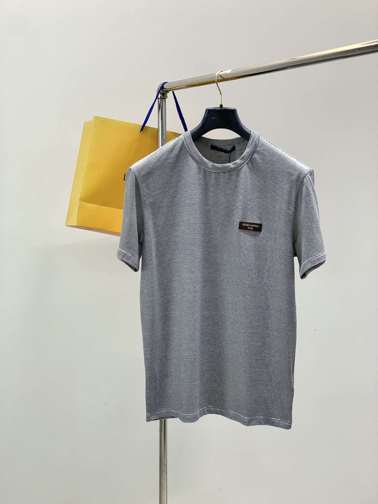 NO:844506,, LouisVuitton Louis Vuitton, the latest model for summer 2026, available at counters at the same time, original order, fashionable and casual round neck short-sleeved T-shirt, the upper body is very unique!  Eye-catching and bright, imported original fabrics, top-notch printing technology letter pattern decoration Logo, simple yet fashionable, classic atmosphere, comfortable and breathable, handsome and stylish upper body, size S-XL size, bust, shoulder width, sleeve length S701064721 M71.548.521.5 L731145022 XL74.511851.522.5,, louis vuitton, louis  vuitton,T-shirt,tees,t-shirt,19860909,LouisVuitton 路易威登,2026夏季最新款,专柜同步有售,原单狠货,时尚休闲圆领短袖T恤,上身很有特点！吸睛而有亮点,进口原版面料,顶级印花工艺字母图案装饰Logo,简单而不失时尚,经典大气,舒适透气,上身帅气有型,码数S-XL 码数衣长胸围肩宽袖长 S701064721 M71.548.521.5 L731145022 XL74.511851.522.5,,louis vuitton,louis vuitton,T-shirt,tees，t-shirt,,Men's clothing