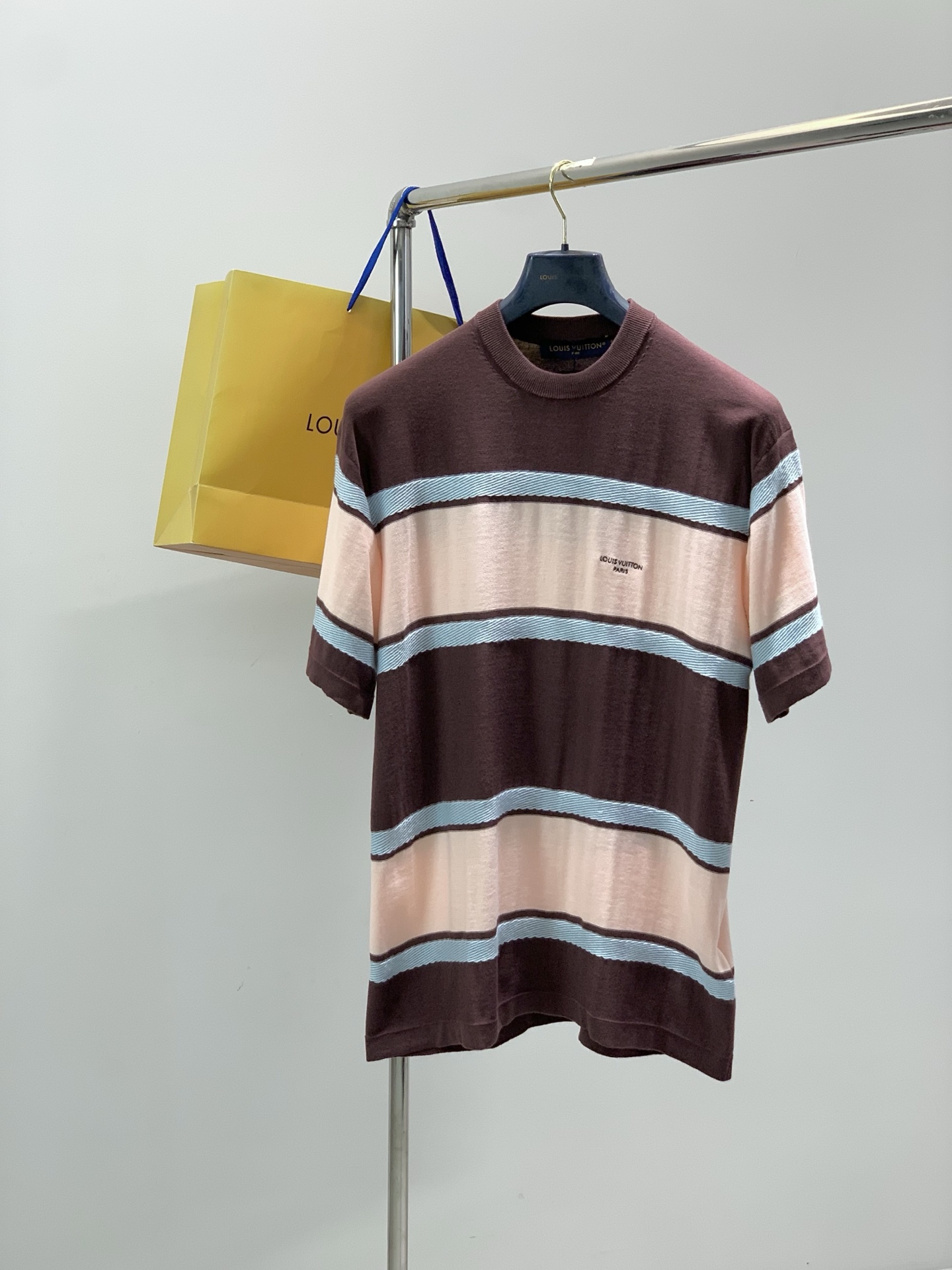NO:844526,, Louis Vuitton, the latest model for spring 2026, available at counters at the same time, original order, fashionable and casual knitted round neck short sleeves, the upper body is very unique!  Eye-catching and bright, imported original fabrics, top-notch embroidery crafts letter pattern decoration logo, simple yet fashionable, classic atmosphere, comfortable and breathable, handsome and stylish upper body, size S-XL size, bust, shoulder width, sleeve length S681084822 M701124922 L721165023 XL741205123,, louis vuitton, louis vuitton, T-shirt,19860909,LouisVuitton 路易威登,2026春季最新款,专柜同步有售,原单狠货,时尚休闲针织圆领短袖,上身很有特点！吸睛而有亮点,进口原版面料,顶级刺绣工艺字母图案装饰Logo,简单而不失时尚,经典大气,舒适透气,上身帅气有型,码数S-XL 码数衣长胸围肩宽袖长 S681084822 M701124922 L721165023 XL741205123,,louis vuitton,louis vuitton,T-shirt,,Men's clothing