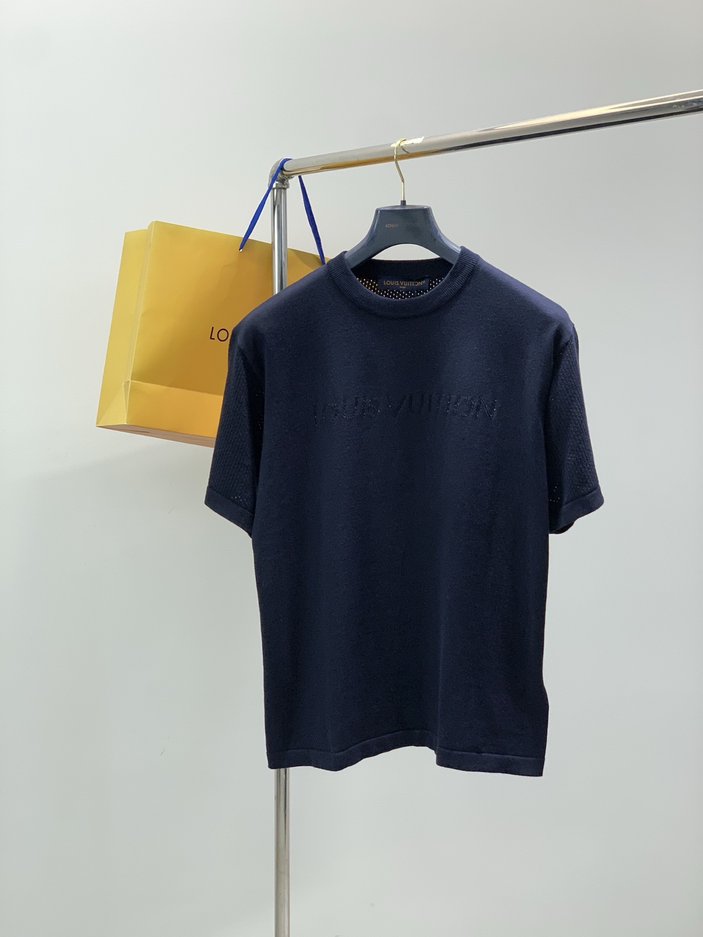 NO:844520,, Louis Vuitton, the latest model for spring 2026, available at counters at the same time, original order, fashionable and casual knitted round neck short sleeves, the upper body is very unique!  Eye-catching and bright, imported original fabrics, top knitting craftsmanship letter pattern decoration logo, simple yet fashionable, classic atmosphere, comfortable and breathable, handsome and stylish upper body, 2 colors recommended, size S-XL size SML  vuitton,T-shirt,19860909,LouisVuitton 路易威登,2026春季最新款,专柜同步有售,原单狠货,时尚休闲针织圆领短袖,上身很有特点！吸睛而有亮点,进口原版面料,顶级针织工艺字母图案装饰Logo,简单而不失时尚,经典大气,舒适透气,上身帅气有型,2色推荐,码数S-XL 尺码SMLXL 衣长68707274 胸围108112116120 袖长20212223 肩宽44454647,,louis vuitton,louis vuitton,T-shirt,,Men's clothing