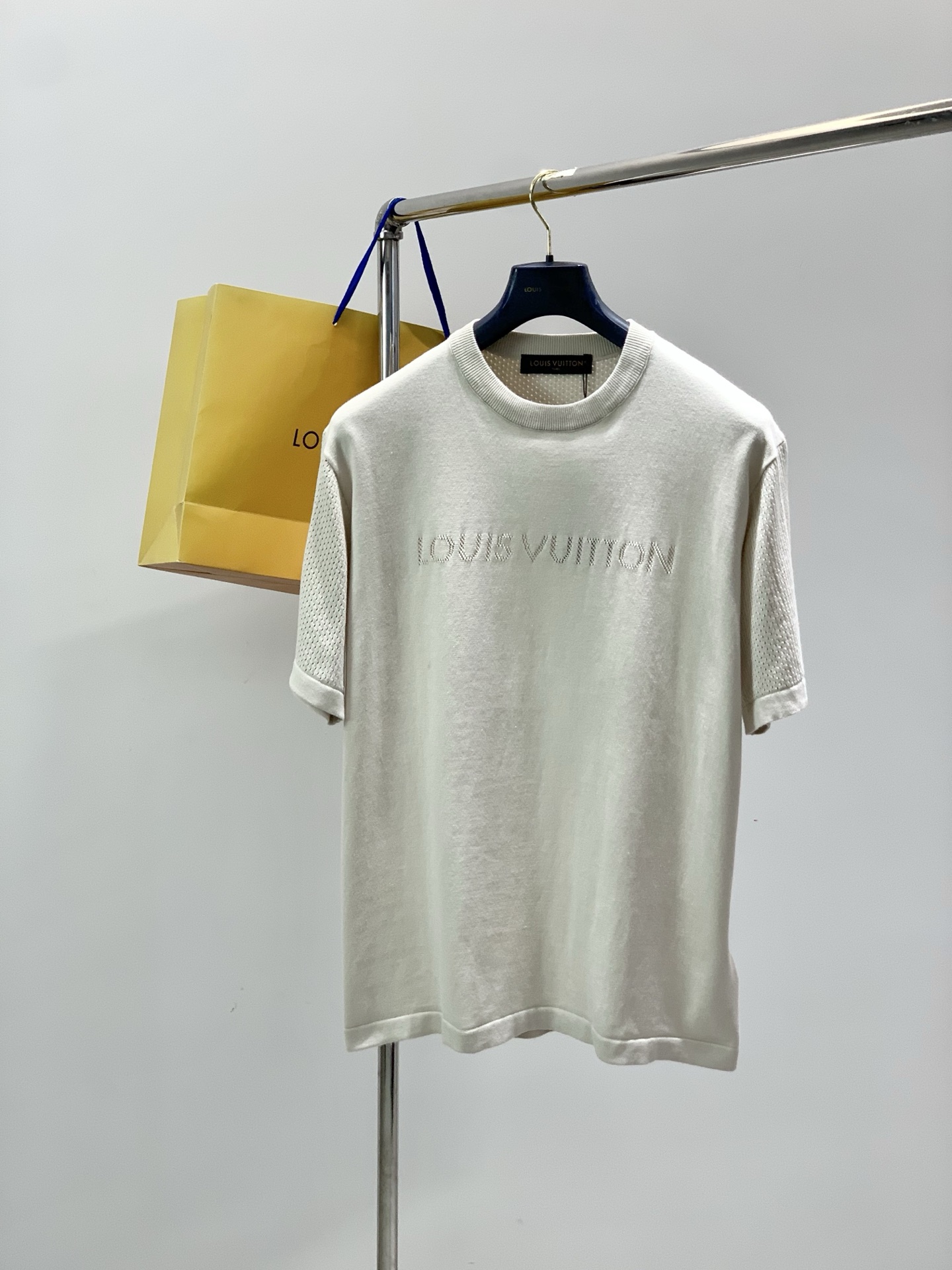 NO:844525,, Louis Vuitton, the latest model for spring 2026, available at counters at the same time, original order, fashionable and casual knitted round neck short sleeves, the upper body is very unique!  Eye-catching and bright, imported original fabrics, top knitting craftsmanship letter pattern decoration logo, simple yet fashionable, classic atmosphere, comfortable and breathable, handsome and stylish upper body, 2 colors recommended, size S-XL size SML  vuitton,T-shirt,19860909,LouisVuitton 路易威登,2026春季最新款,专柜同步有售,原单狠货,时尚休闲针织圆领短袖,上身很有特点！吸睛而有亮点,进口原版面料,顶级针织工艺字母图案装饰Logo,简单而不失时尚,经典大气,舒适透气,上身帅气有型,2色推荐,码数S-XL 尺码SMLXL 衣长68707274 胸围108112116120 袖长20212223 肩宽44454647,,louis vuitton,louis vuitton,T-shirt,,Men's clothing