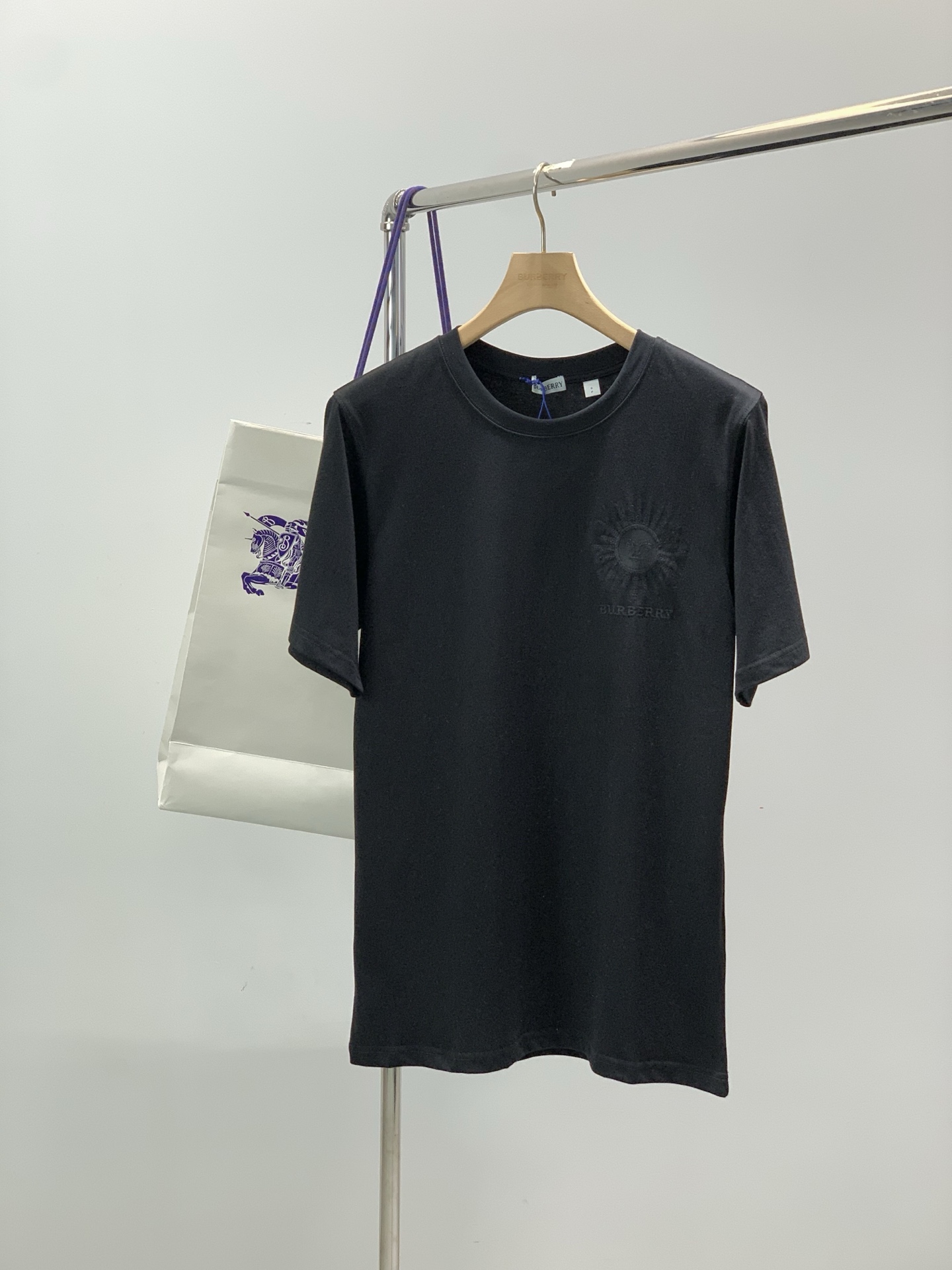 NO:844521,, Burberry, 2026 summer latest products, available at counters simultaneously, original order, fashionable and casual round neck short-sleeved T-shirt, imported original fabric, upper body is comfortable and breathable, top-notch embroidery technology letter pattern decoration logo, extremely high grade, comfortable and versatile, upper body is handsome, 3 colors recommended, size S-XL size, dress length, chest width, shoulder width, sleeve length S731024625 M74.51064725.5  L761104826 XL77.51144926.5,,burberry,burberry,T-shirt,tees,t-shirt,19860909,Burberry 巴宝莉,2026夏季最新品,专柜同步有售,原单狠货,时尚休闲圆领短袖T恤,进口原版面料,上身舒适透气,顶级刺绣工艺字母图案装饰logo,档次极高,舒适百搭,上身帅气十足,3色推荐,码数S-XL 码数衣长胸围肩宽袖长 S731024625 M74.51064725.5 L761104826 XL77.51144926.5,,burberry,burberry,T-shirt,tees，t-shirt,,Men's clothing