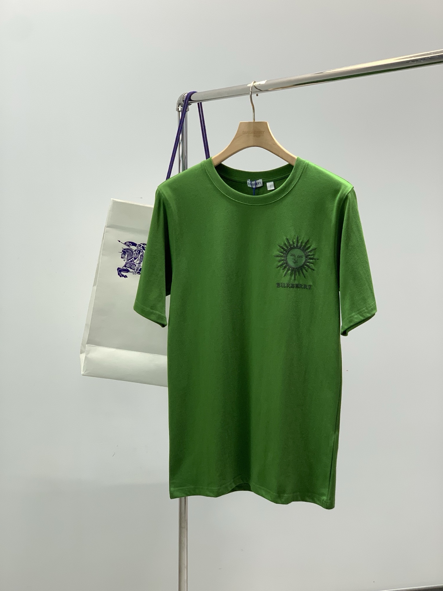 NO:844516,, Burberry, 2026 summer latest products, available at counters simultaneously, original order, fashionable and casual round neck short-sleeved T-shirt, imported original fabric, upper body is comfortable and breathable, top-notch embroidery technology letter pattern decoration logo, extremely high grade, comfortable and versatile, upper body is handsome, 3 colors recommended, size S-XL size, dress length, chest width, shoulder width, sleeve length S731024625 M74.51064725.5  L761104826 XL77.51144926.5,,burberry,burberry,T-shirt,tees,t-shirt,19860909,Burberry 巴宝莉,2026夏季最新品,专柜同步有售,原单狠货,时尚休闲圆领短袖T恤,进口原版面料,上身舒适透气,顶级刺绣工艺字母图案装饰logo,档次极高,舒适百搭,上身帅气十足,3色推荐,码数S-XL 码数衣长胸围肩宽袖长 S731024625 M74.51064725.5 L761104826 XL77.51144926.5,,burberry,burberry,T-shirt,tees，t-shirt,,Men's clothing