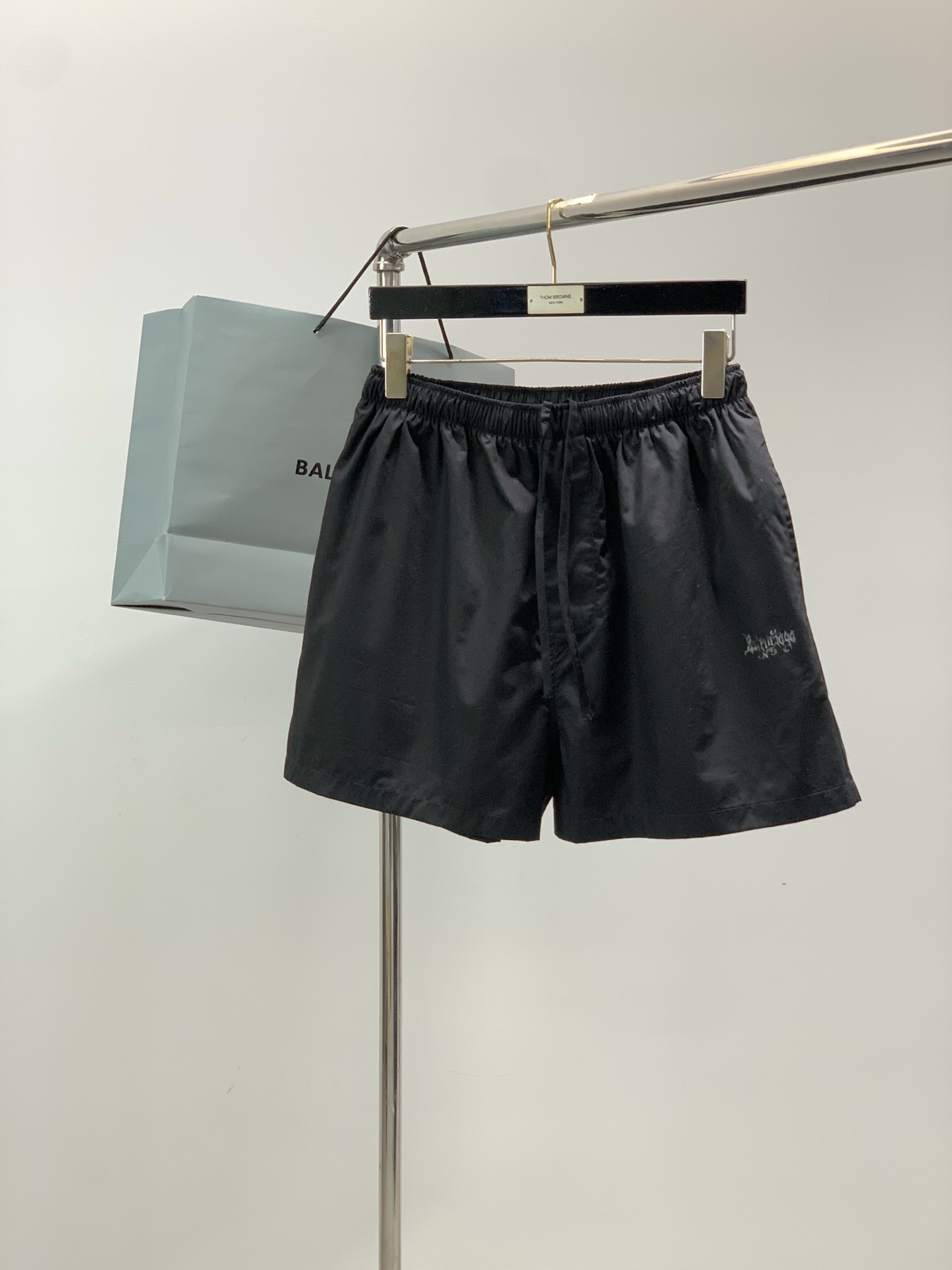 NO:844452,Clothes, shorts P, Balenciaga Balenciaga, 2026 summer latest style, available at counters simultaneously, original goods, popular fashion casual short-sleeved suit, imported original fabric, unique design, top-notch printing technology letter pattern decorative logo, simple and fashionable, handsome upper body, complete three labels, size S-XL,, balenciaga, balenciaga, shorts, T-shirt,19860909衣服,短裤P,Balenciaga 巴黎世家,2026夏季最新款,专柜同步有售,原单狠货,爆款时尚休闲短袖套装,进口原版面料,独特设计,顶级印花工艺字母图案装饰logo,简约时尚 ,上身帅气,三标齐全,码数S-XL,,balenciaga,balenciaga,shorts,T-shirt,,Men's clothing