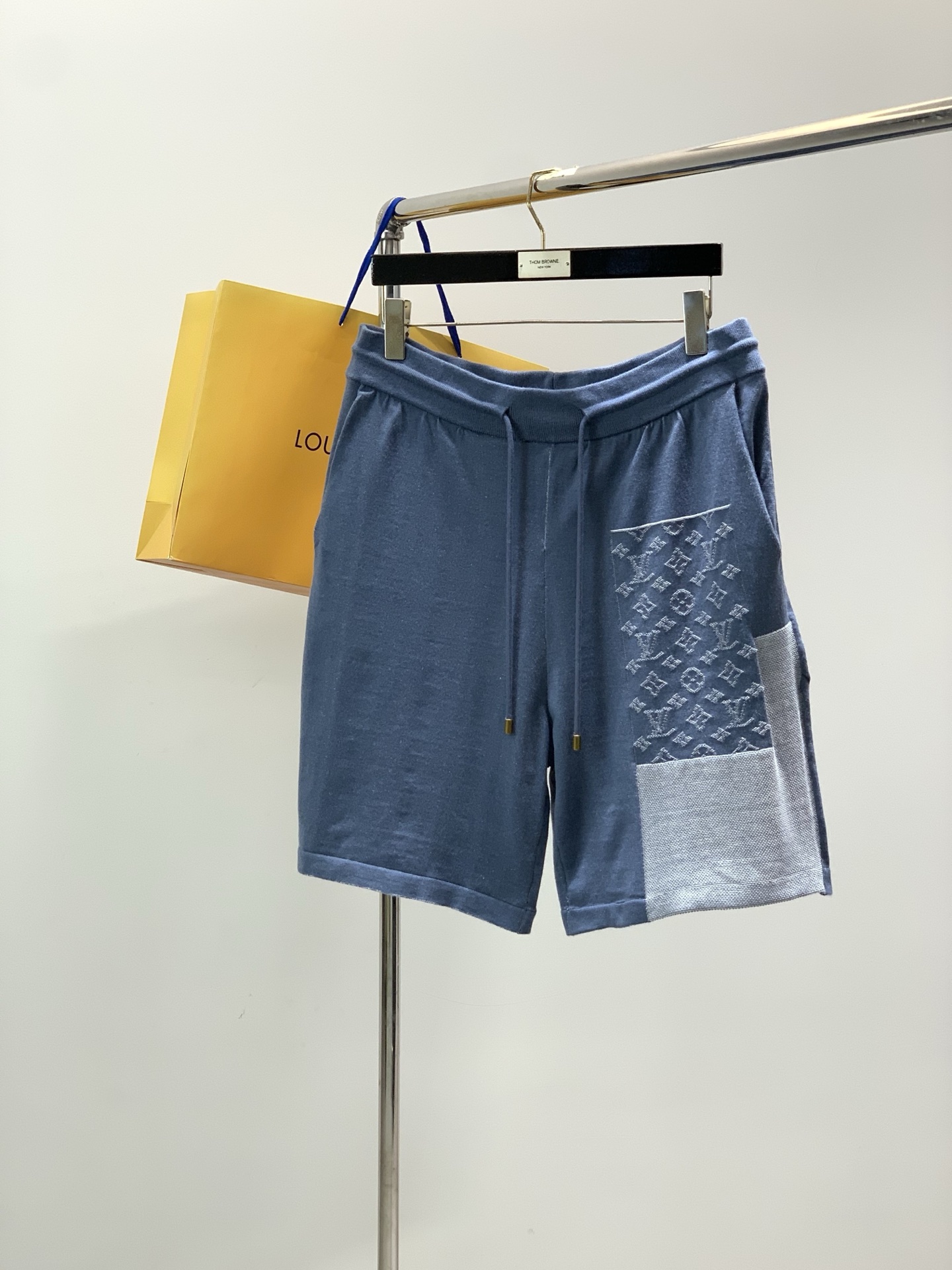 NO:842422,, LouisVuitton Louis Vuitton, the latest model for summer 2026, available at counters at the same time, original order, fashionable and casual knitted shorts, the upper body is very unique!  Eye-catching and bright, imported original fabrics, top-notch knitting technology letter pattern decoration Logo, original hardware accessories decoration, simple yet fashionable, classic atmosphere, comfortable and breathable, handsome and stylish upper body, code number 46-52,, louis vuitton, louis vuitton, shorts,19860909,LouisVuitton 路易威登,2026夏季最新款,专柜同步有售,原单狠货,时尚休闲针织短裤,上身很有特点！吸睛而有亮点,进口原版面料,顶级针织工艺字母图案装饰Logo,原版五金辅料装饰,简单而不失时尚,经典大气,舒适透气,上身帅气有型,码数46-52,,louis vuitton,louis vuitton,shorts,,Men's clothing