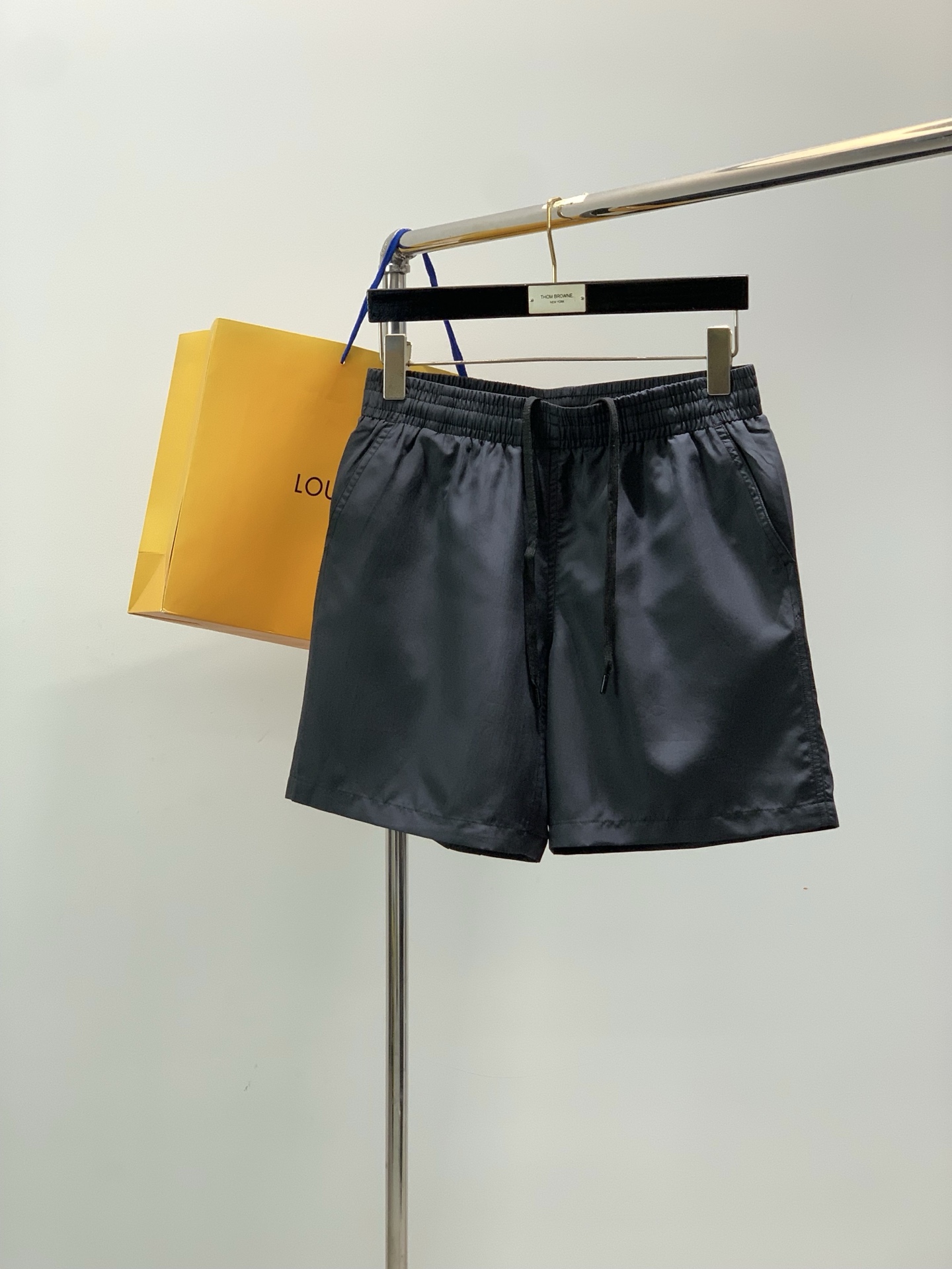 NO:842425,, LouisVuitton Louis Vuitton, the latest model for summer 2026, available at counters at the same time, original order, fashionable casual shorts, the upper body is very unique!  Eye-catching and bright, imported original fabrics, top-notch dark-grain craft letter pattern decoration Logo, original hardware accessories decoration, simple yet fashionable, classic atmosphere, comfortable and breathable, handsome and stylish upper body, code number 46-52,, louis vuitton, louis vuitton, shorts,19860909,LouisVuitton 路易威登,2026夏季最新款,专柜同步有售,原单狠货,时尚休闲短裤,上身很有特点！吸睛而有亮点,进口原版面料,顶级暗纹工艺字母图案装饰Logo,原版五金辅料装饰,简单而不失时尚,经典大气,舒适透气,上身帅气有型,码数46-52,,louis vuitton,louis vuitton,shorts,,Men's clothing