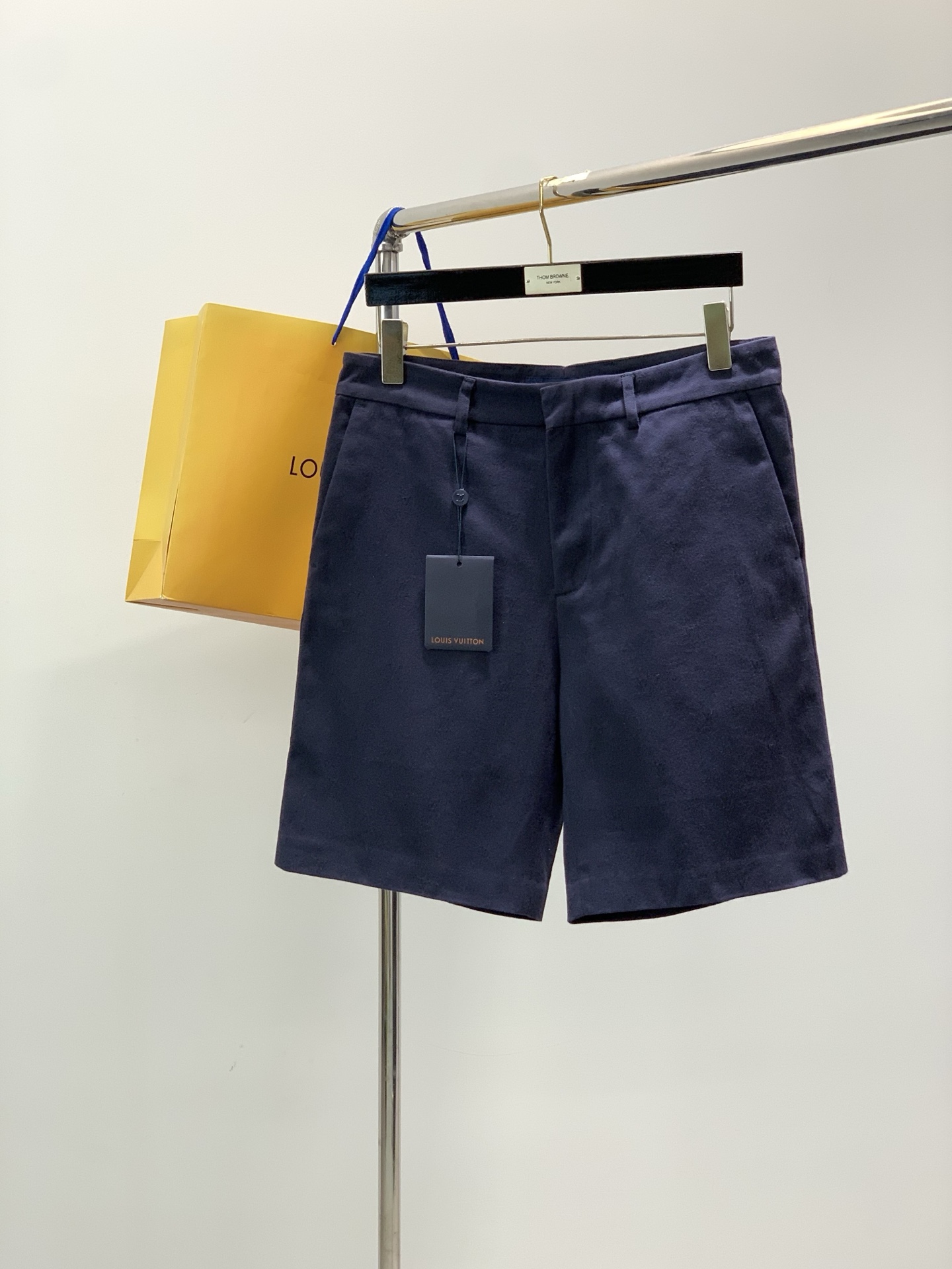 NO:842429,, LouisVuitton Louis Vuitton, the latest model for summer 2026, available at counters at the same time, original order, fashionable casual shorts, the upper body is very unique!  Eye-catching and bright, imported original fabrics, top-grade laminated letter pattern decoration Logo, original hardware accessories decoration, simple yet fashionable, classic atmosphere, comfortable and breathable, handsome and stylish upper body, code number 46-52,, louis vuitton, louis vuitton, shorts,19860909,LouisVuitton 路易威登,2026夏季最新款,专柜同步有售,原单狠货,时尚休闲短裤,上身很有特点！吸睛而有亮点,进口原版面料,顶级压胶工艺字母图案装饰Logo,原版五金辅料装饰,简单而不失时尚,经典大气,舒适透气,上身帅气有型,码数46-52,,louis vuitton,louis vuitton,shorts,,Men's clothing