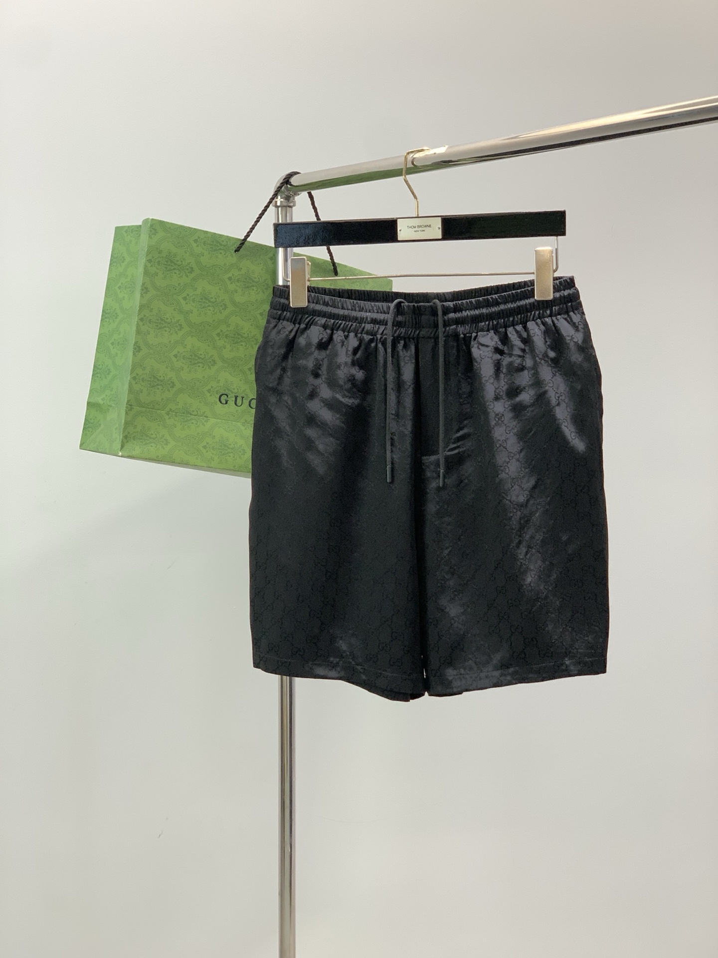 NO:842435,, GUCCI Gucci, 2026 summer latest products, available at counters simultaneously, original goods, fashionable casual shorts, imported original fabrics, comfortable and breathable, unique design style, top jacquard crafts letter pattern logo, original hardware accessories decoration, extremely high grade, handsome and stylish upper body, 2 colors recommended, size S-XL,,gucci,gucci,shorts,19860909,GUCCI 古驰,2026夏季最新品,专柜同步有售,原单狠货,时尚休闲短裤,进口原版面料,舒适透气,独特设计风格,顶级提花工艺字母图案logo,原版五金辅料装饰,档次极高,上身帅气有型,2色推荐,码数S-XL,,gucci,gucci,shorts,,Men's clothing