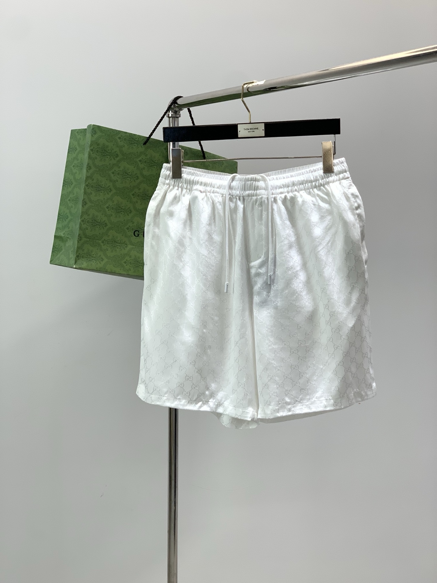NO:842441,, GUCCI Gucci, 2026 summer latest products, available at counters simultaneously, original goods, fashionable casual shorts, imported original fabrics, comfortable and breathable, unique design style, top jacquard crafts letter pattern logo, original hardware accessories decoration, extremely high grade, handsome and stylish upper body, 2 colors recommended, size S-XL,,gucci,gucci,shorts,19860909,GUCCI 古驰,2026夏季最新品,专柜同步有售,原单狠货,时尚休闲短裤,进口原版面料,舒适透气,独特设计风格,顶级提花工艺字母图案logo,原版五金辅料装饰,档次极高,上身帅气有型,2色推荐,码数S-XL,,gucci,gucci,shorts,,Men's clothing
