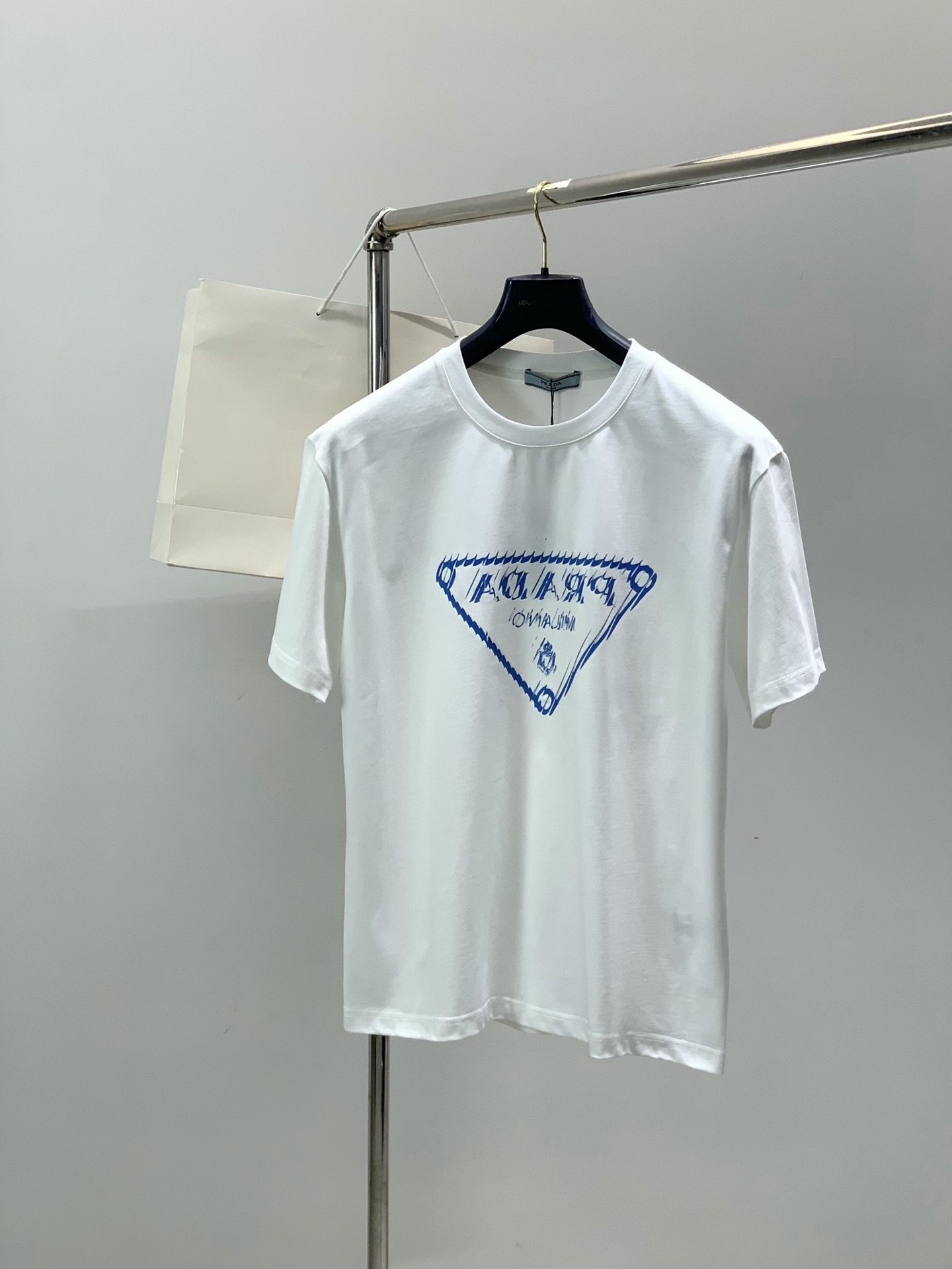 NO:842394,, PRADA Prada, 2026 summer latest product, available at counters simultaneously, fashionable and casual round-neck short-sleeved T-shirt, imported original fabric, extremely complicated workmanship, the only channel that can be used as a purchasing agent, top-notch printing technology letter pattern logo, comfortable and versatile, handsome and stylish upper body, 2 colors recommended, size M-3XL,, prada, prada, T-shirt, tees, t-shirt,19860909,PRADA 普拉达,2026夏季最新品,专柜同步有售,时尚休闲圆领短袖T恤,进口原版面料,做工极为复杂,唯一可以做代购级别的渠道狠货,顶级印花工艺字母图案logo,舒适百搭,上身帅气有型,2色推荐,码数M-3XL,,prada,prada,T-shirt,tees，t-shirt,,Men's clothing