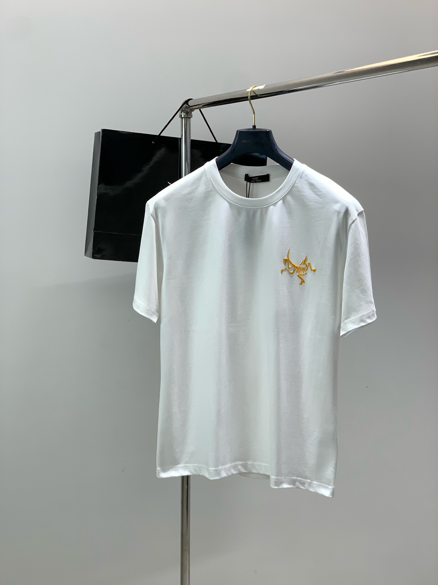NO:842398,, ARCTERYX Arc'teryx, 2026 summer AW new product, fashionable and casual round neck short-sleeved T-shirt, available at counters simultaneously, original goods, imported original fabrics, extremely complex craftsmanship, visually very elegant and fashionable, noble and elegant, from the main fabric to the detailed craftsmanship, highlighting the ingenuity of fashion, 2 colors recommended, size M-3XL, arc'teryx, T-shirt, tees, t-shirt,19860909,ARCTERYX 始祖鸟,2026夏季AW新品,时尚休闲圆领短袖T恤,专柜同步有售,原单狠货,进口原版面料,工艺极度复杂,视觉相当雅致时髦,高贵而优雅,从主体面料到细节工艺,彰显时装的匠心所在,2色推荐,码数M-3XL,arc'teryx,T-shirt,tees，t-shirt,,Men's clothing