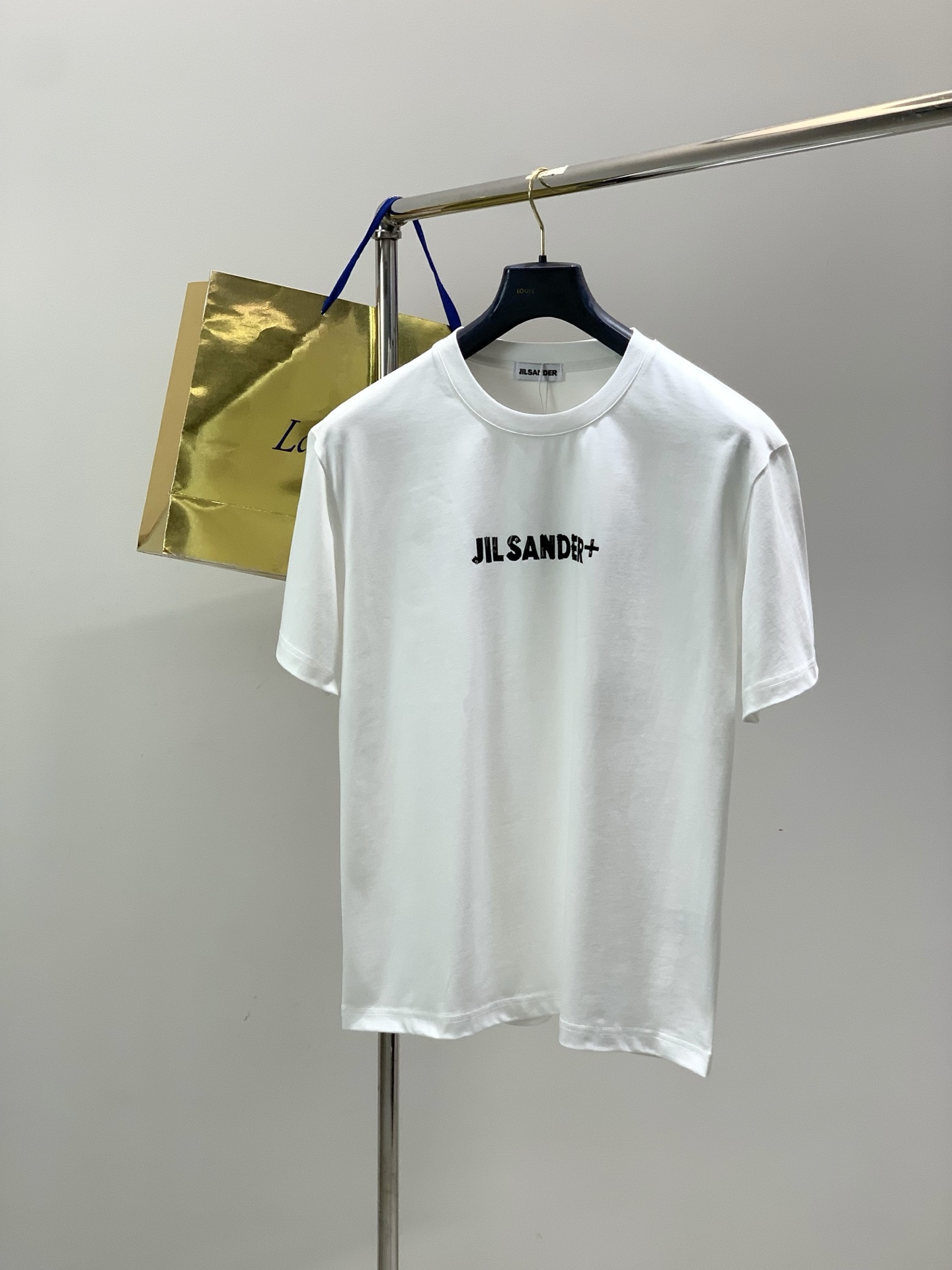 NO:842402,, (JILSANDER) Jil Sander, 2026 new summer product, fashionable and casual round neck short-sleeved T-shirt, available at counters, original goods, imported original fabrics, top-notch printing technology letter logo, easy and versatile, extremely high-grade, fashionable and handsome upper body, 2 colors recommended, code size M-3XL,, jil sander, T-shirt, tees, t-shirt,19860909,（JILSANDER）吉尔·桑达,2026夏季新品,时尚休闲圆领短袖T恤,专柜同步有售,原单狠货,采用进口原版面料,顶级印花工艺字母logo,从容百搭,档次极高,上身时尚帅气,2色推荐,码数M-3XL,,jil sander,T-shirt,tees，t-shirt,,Men's clothing
